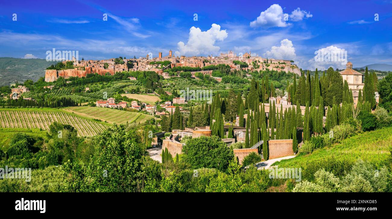 Orvieto, Italia. Storico centro storico collinare di Orvieto, città di tufo, vista delle mura medievali e delle torri della città. Foto Stock