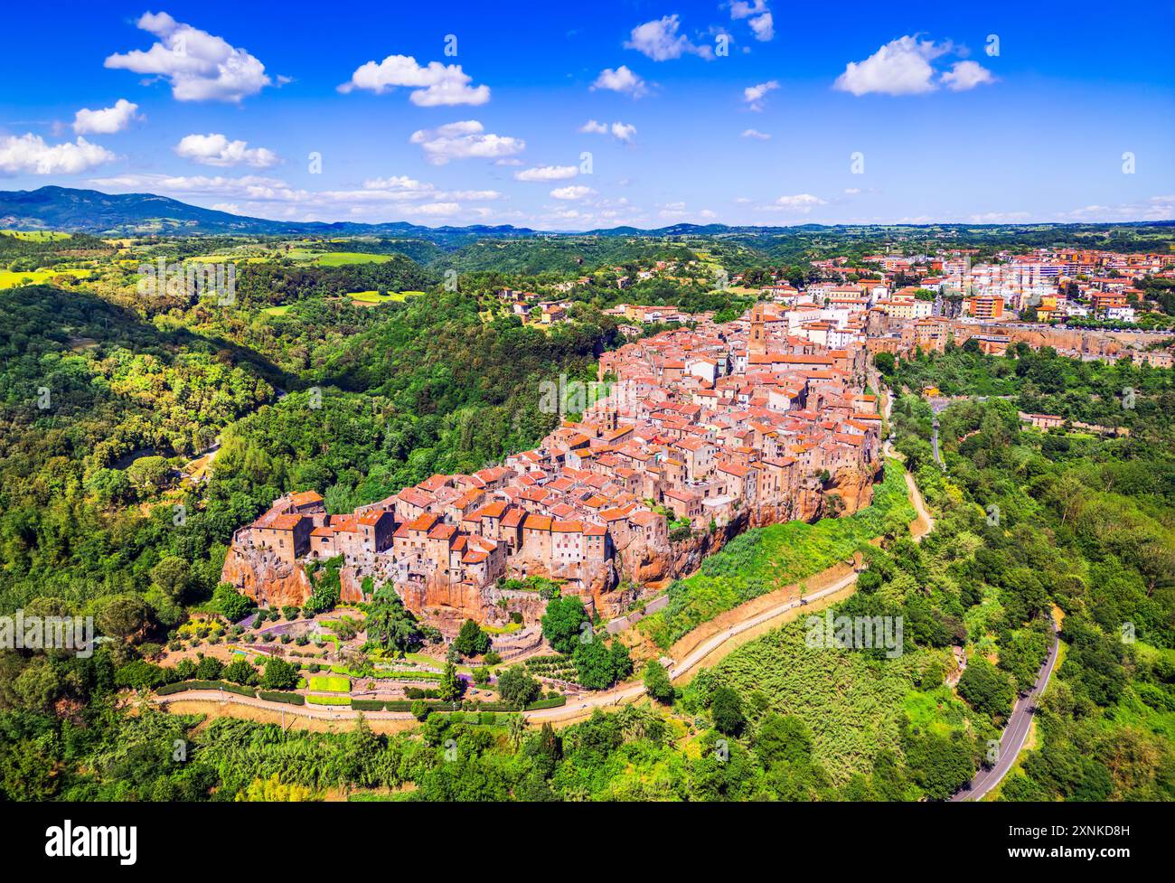 Pitigliano, Italia. Città medievale su scogli di tufo in provincia di Grosseto, Toscana meridionale. Foto Stock