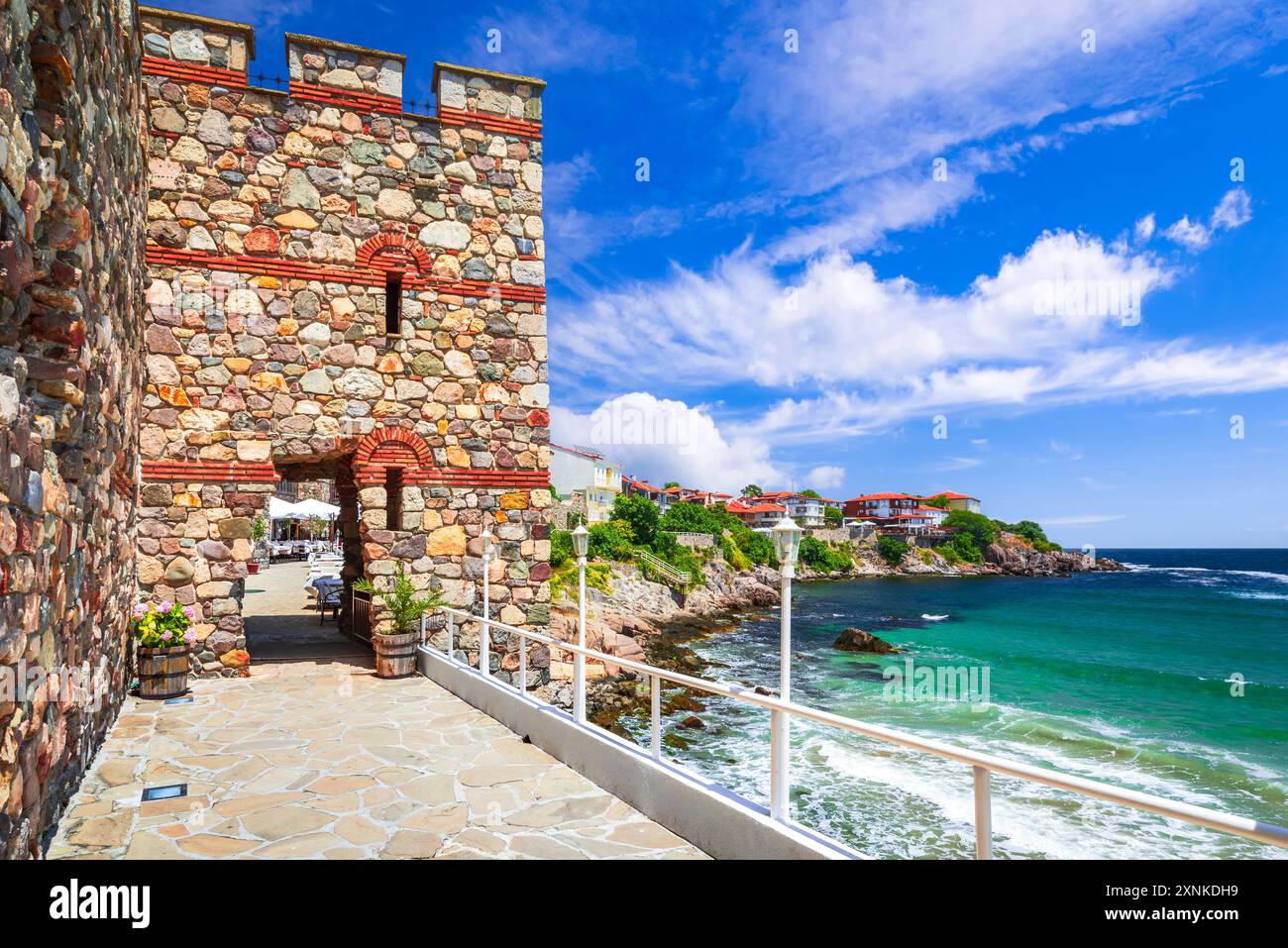 Sozopol, Bulgaria. Mura meridionali e torre dell'Apollonia medievale, affascinante città sulla costa del Mar Nero. Foto Stock