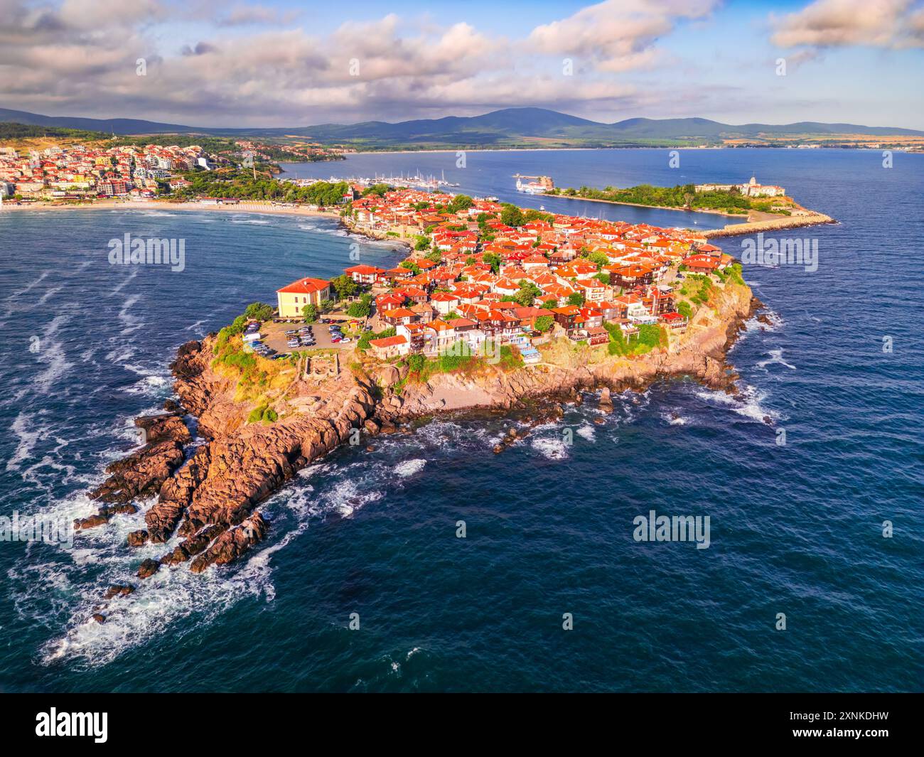 Sozopol, Bulgaria. Vista aerea della città vecchia di Apollonia, affascinante città costiera, regione di Burgas. Foto Stock