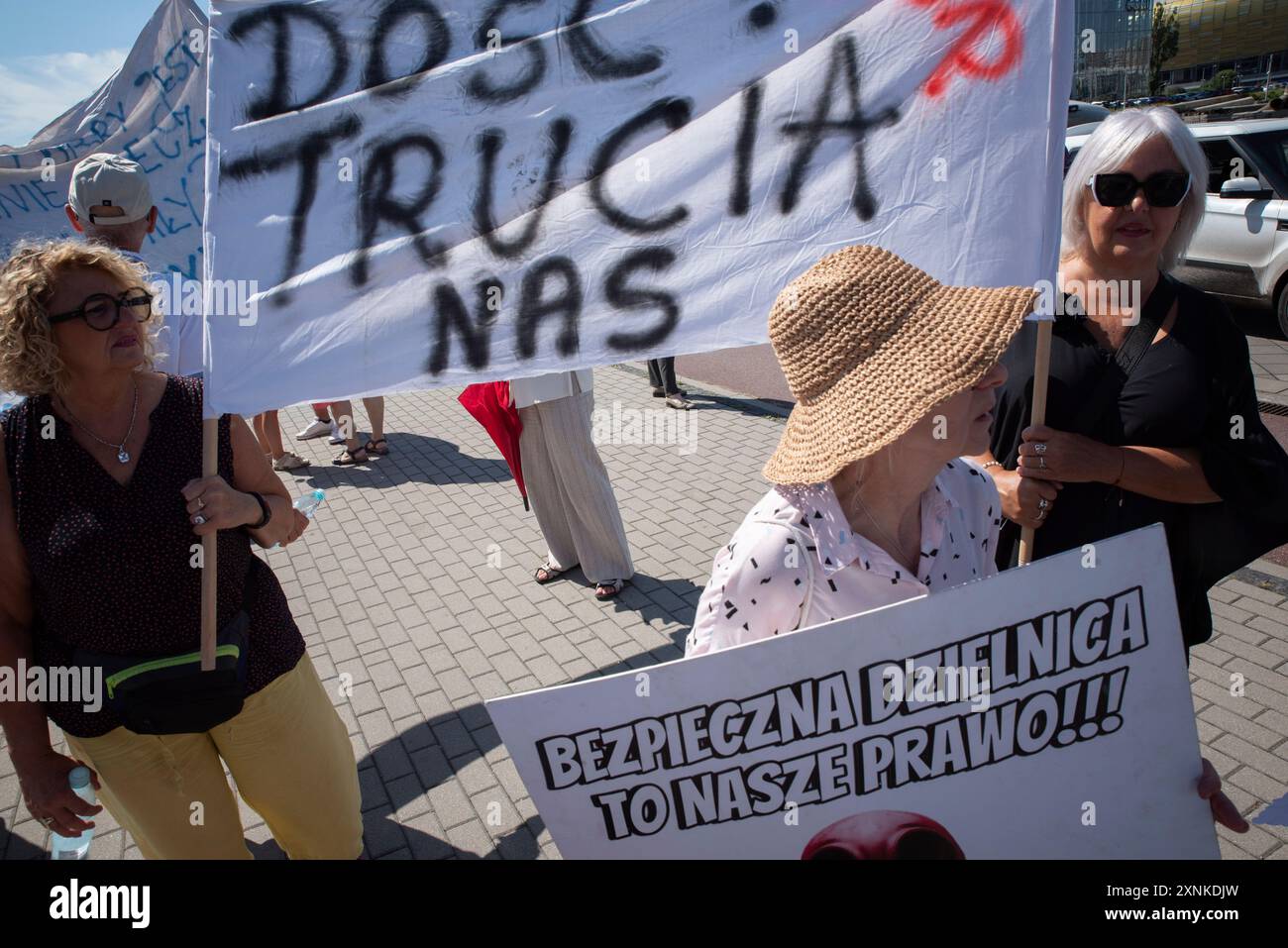 I manifestanti tengono striscioni che esprimono le loro convinzioni durante una dimostrazione contro le emissioni di polveri di carbone. L'ultimo giorno di luglio, i residenti dei distretti portuali hanno protestato chiedendo che il porto di Danzica combattesse efficacemente la polvere di carbone. I residenti volevano anche attirare l'attenzione sulle strade della città devastate dai camion del carbone. I residenti insoddisfatti si aspettano da diversi mesi un'azione decisiva da parte delle autorità portuali per ridurre le emissioni di polveri di carbone. La protesta consisteva nel bloccare le strade e una rotatoria. (Foto di Agnieszka Pazdykiewicz/SOPA Images/Sipa USA) Foto Stock