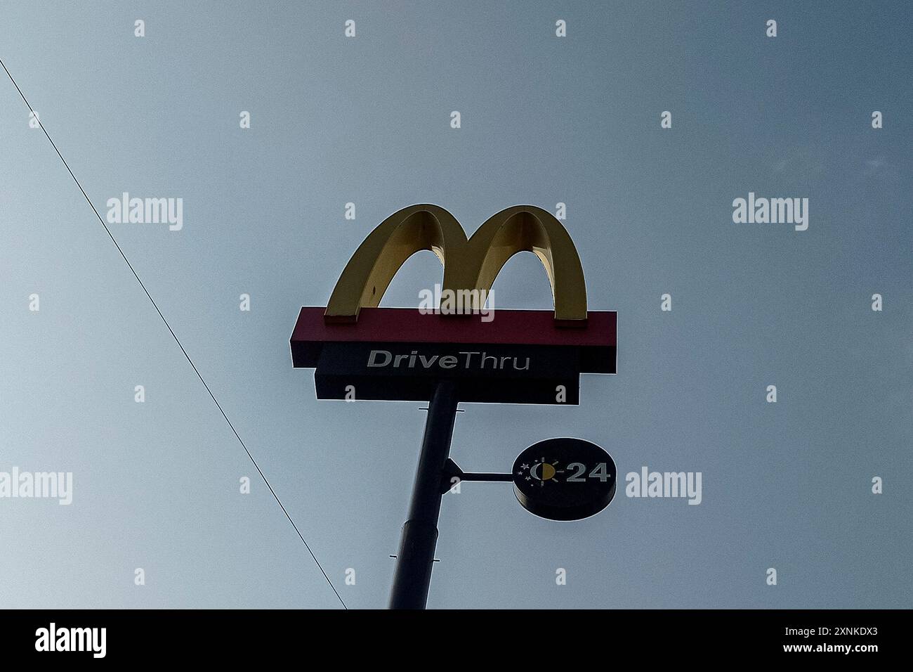 Sleman, Yogyakarta, Indonesia. 1 agosto 2024. Un cartello della catena americana di fast food, McDonald's, è visibile in uno dei suoi punti vendita a Sleman. La catena di fast food McDonald's ha registrato il suo primo calo globale delle vendite in oltre tre anni. I progressi più lenti del previsto in Cina e in altri mercati boicottati a causa del conflitto in Medio Oriente hanno influito in modo significativo sulle prestazioni del segmento business di McDonald. Aziende come McDonald's e Starbucks sono state colpite dal boicottaggio dei consumatori relativo al genocidio di Israele a Gaza. Questa situazione ha peggiorato le vendite in Medio Oriente. (Immagine di credito: © Angga Budhiyanto/ Foto Stock