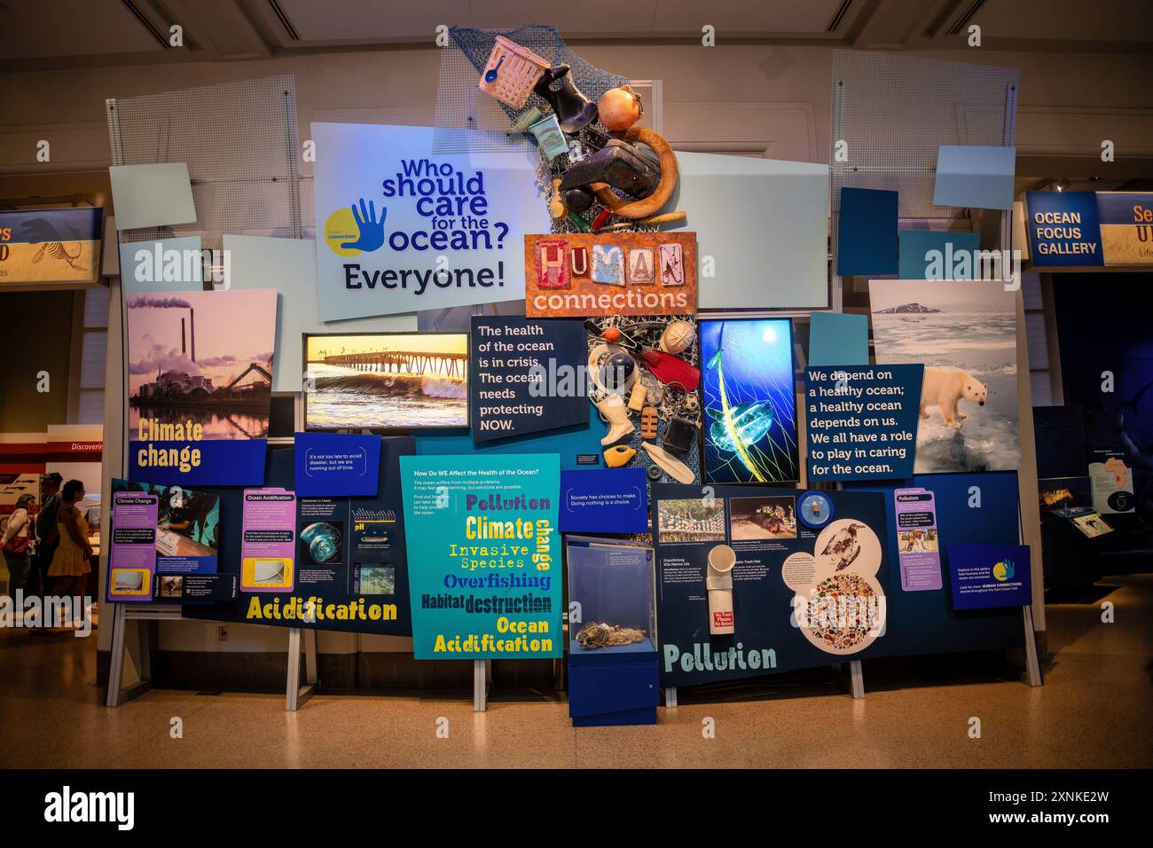 Smithsonian Ocean Trash Exhibit Washington DC | WASHINGTON D.C., Stati Uniti - reti da pesca recuperate, detriti di plastica e pannelli di avvertimento formano la mostra Ocean Trash and Pollution presso lo Smithsonian National Museum of Natural History, parte dell'iniziativa Human Connections del museo. L'installazione collega il cambiamento climatico, l'acidificazione, la pesca eccessiva e i rifiuti marini per sostenere che la salute degli oceani dipende direttamente dalle scelte umane a terra. Foto Stock