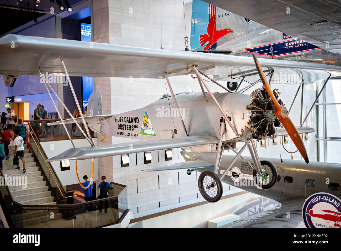 Huff-Daland Duster National Air and Space Museum Washington DC // WASHINGTON DC - l'Huff-Daland Duster, uno dei primi aerei che spolverano le colture, è esposto allo Smithsonian National Air and Space Museum. Questo aereo agricolo pionieristico, che ha portato alla formazione di Delta Air Lines, rappresenta un significativo sviluppo sia nel settore dell'aviazione che in quello agricolo. L'Huff-Daland Duster mette in evidenza l'uso innovativo degli aeromobili in agricoltura, segnando un momento cruciale nella storia dell'aviazione. Foto Stock