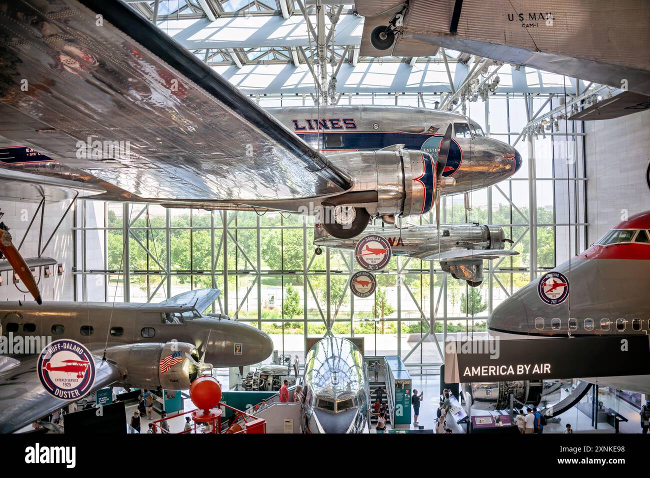 Smithsonian National Air and Space Museum Commercial Aviation Hall Washington DC // WASHINGTON DC - la Commercial Aviation Hall dello Smithsonian National Air and Space Museum espone una collezione completa di manufatti e mostre dedicate alla storia dell'aviazione commerciale. Situata a Washington DC, questa galleria mette in evidenza i progressi tecnologici e le pietre miliari nel settore dell'aviazione. I visitatori possono esplorare l'evoluzione del design degli aeromobili e l'impatto dell'aviazione commerciale sui viaggi globali. La vasta collezione del museo comprende aerei storici e un significativo a Foto Stock Smithsonian National Air and Space Museum Commercial Aviation Hall Washington DC // WASHINGTON DC - la Commercial Aviation Hall dello Smithsonian National Air and Space Museum espone una collezione completa di manufatti e mostre dedicate alla storia dell'aviazione commerciale. Situata a Washington DC, questa galleria mette in evidenza i progressi tecnologici e le pietre miliari nel settore dell'aviazione. I visitatori possono esplorare l'evoluzione del design degli aeromobili e l'impatto dell'aviazione commerciale sui viaggi globali. La vasta collezione del museo comprende aerei storici e un significativo a Foto Stock