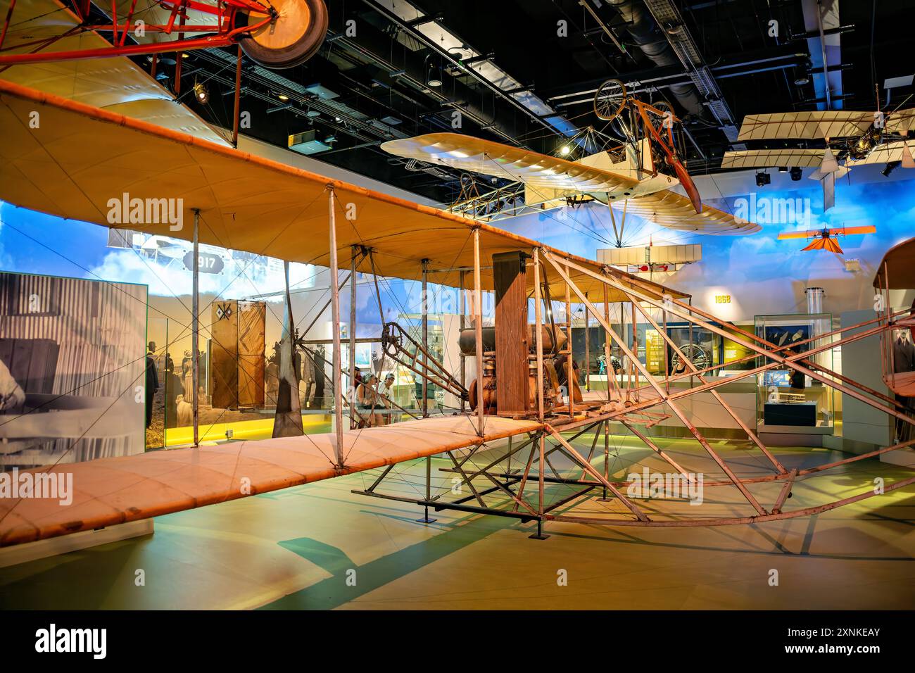 Wright Military Flyer National Air and Space Museum Washington DC // WASHINGTON DC — il Wright Military Flyer del 1909, il primo aereo militare al mondo, è in mostra allo Smithsonian National Air and Space Museum. Questo velivolo storico, costruito dai fratelli Wright, fu il primo aereo dell'esercito degli Stati Uniti e segnò l'inizio dell'aviazione militare. Il Wright Military Flyer rappresenta una pietra miliare significativa nella storia dell'aviazione, mettendo in evidenza lo spirito innovativo dei primi anni del XX secolo. Foto Stock