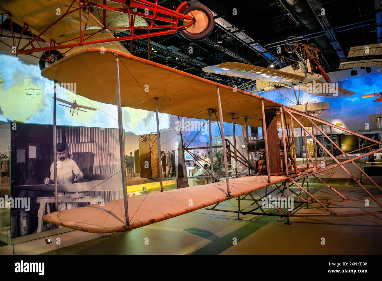 Wright Military Flyer Air and Space Museum Washington DC // WASHINGTON DC — il Wright Military Flyer del 1909, il primo aereo militare al mondo, è in mostra allo Smithsonian National Air and Space Museum. Questo velivolo storico, costruito dai fratelli Wright, fu il primo aereo dell'esercito degli Stati Uniti e segnò l'inizio dell'aviazione militare. Il Wright Military Flyer rappresenta una pietra miliare significativa nella storia dell'aviazione, mettendo in evidenza lo spirito innovativo dei primi anni del XX secolo. Foto Stock