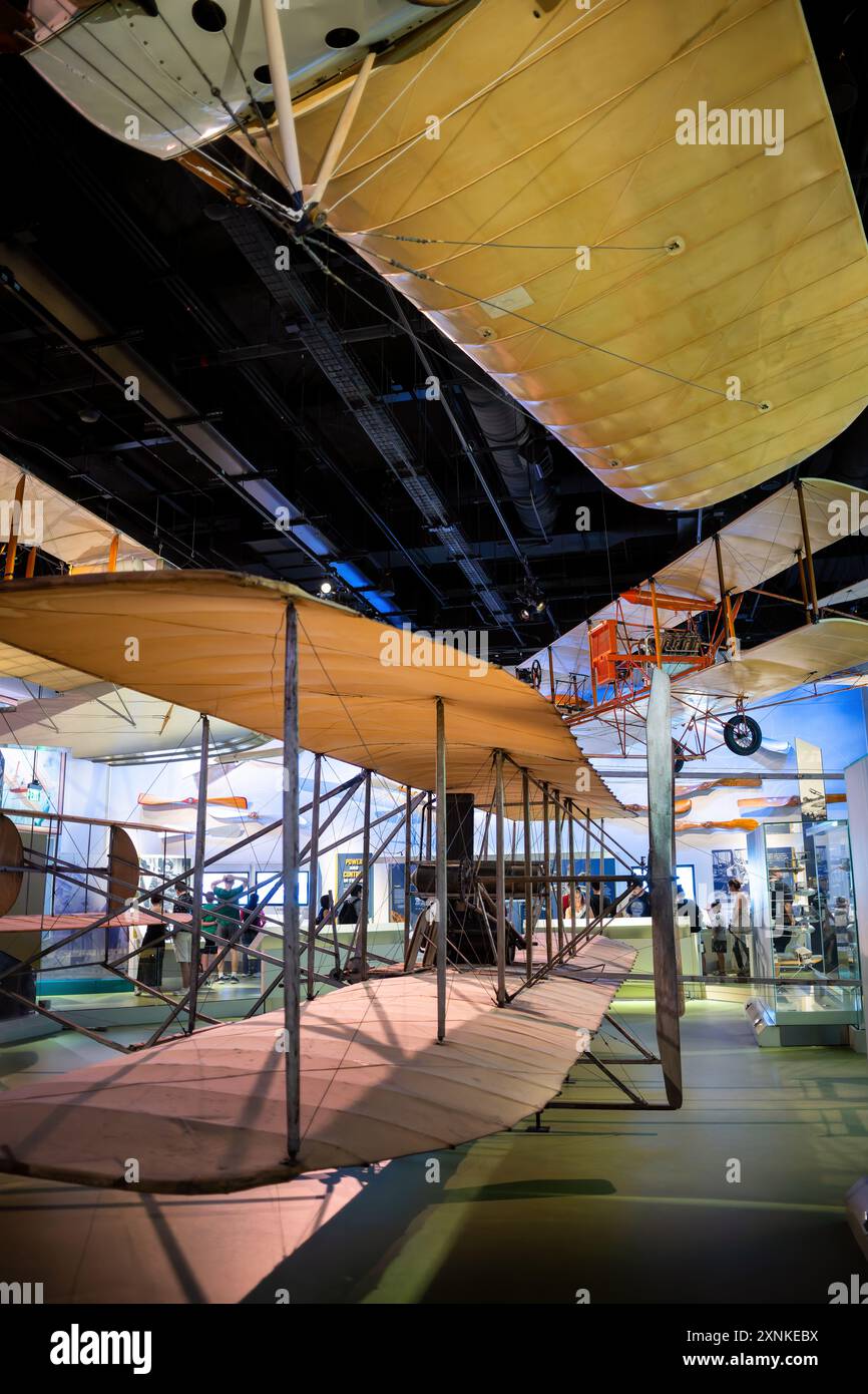 Wright Military Flyer National Air and Space Museum Washington DC // WASHINGTON DC — il Wright Military Flyer del 1909, il primo aereo militare al mondo, è in mostra allo Smithsonian National Air and Space Museum. Questo velivolo storico, costruito dai fratelli Wright, fu il primo aereo dell'esercito degli Stati Uniti e segnò l'inizio dell'aviazione militare. Il Wright Military Flyer rappresenta una pietra miliare significativa nella storia dell'aviazione, mettendo in evidenza lo spirito innovativo dei primi anni del XX secolo. Foto Stock