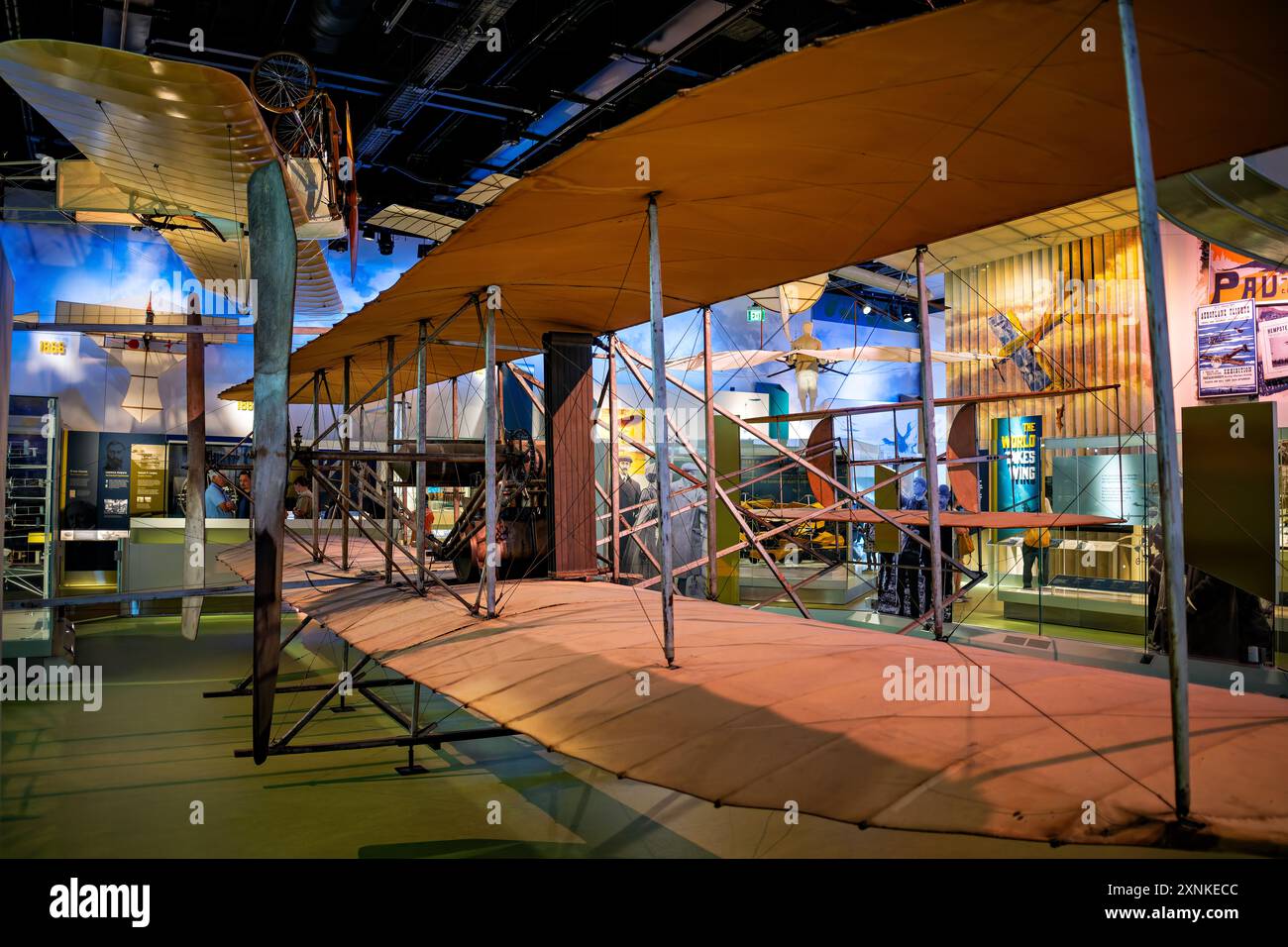 Wright Military Flyer National Air and Space Museum Washington DC | WASHINGTON D.C., Stati Uniti — il Wright Military Flyer del 1909, il primo aereo dell'esercito degli Stati Uniti, è sospeso sopra i visitatori presso la galleria dei primi voli dello Smithsonian National Air and Space Museum. Costruito da Orville e Wilbur Wright dopo il loro storico primo volo del 1903, questo aereo dimostrò che il volo a motore aveva una pratica applicazione militare, lanciando una nuova era dell'aviazione americana. Le esposizioni del periodo circostante tracciano le prime esposizioni dell'aviazione e i voli record. Foto Stock
