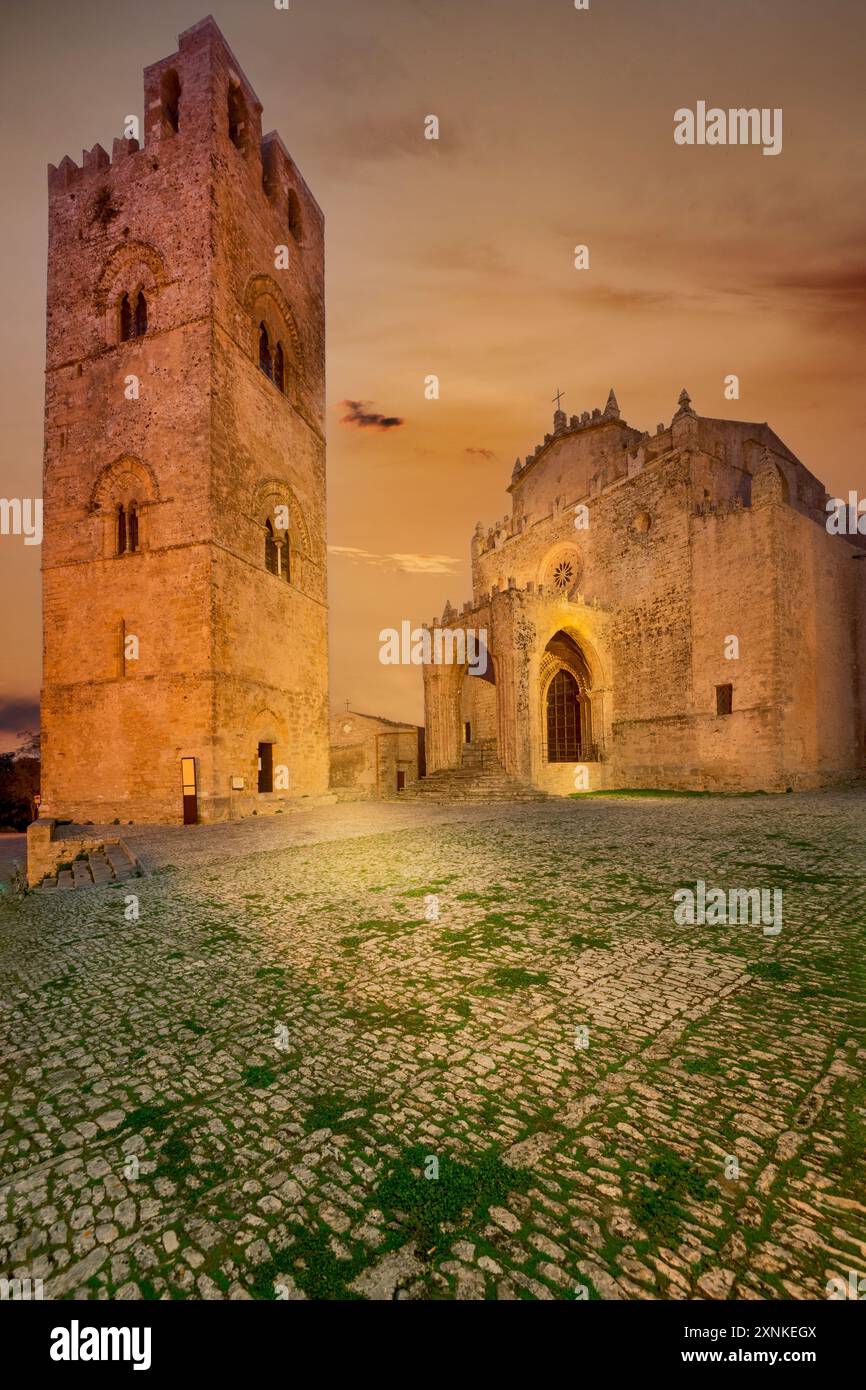 Erice, Sicilia. Basilica Normanna di Santa Maria, splendida cittadina siciliana in cima a una collina in Italia. Foto Stock