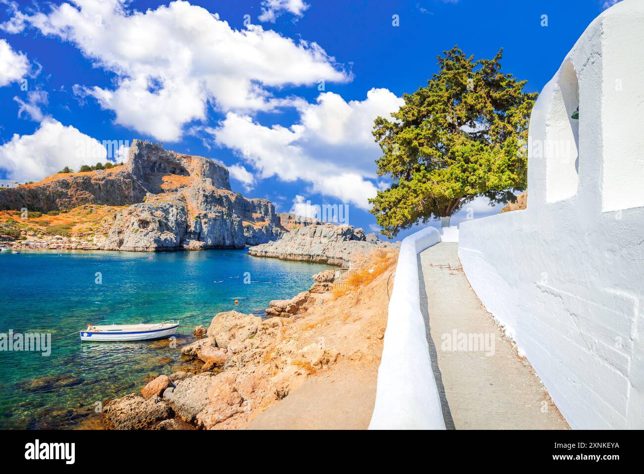 Lindos - Rodi, Grecia. Baia di Saint Paul. Paesaggio del Mar Egeo con antiche rovine rocciose dell'Acropoli. Foto Stock