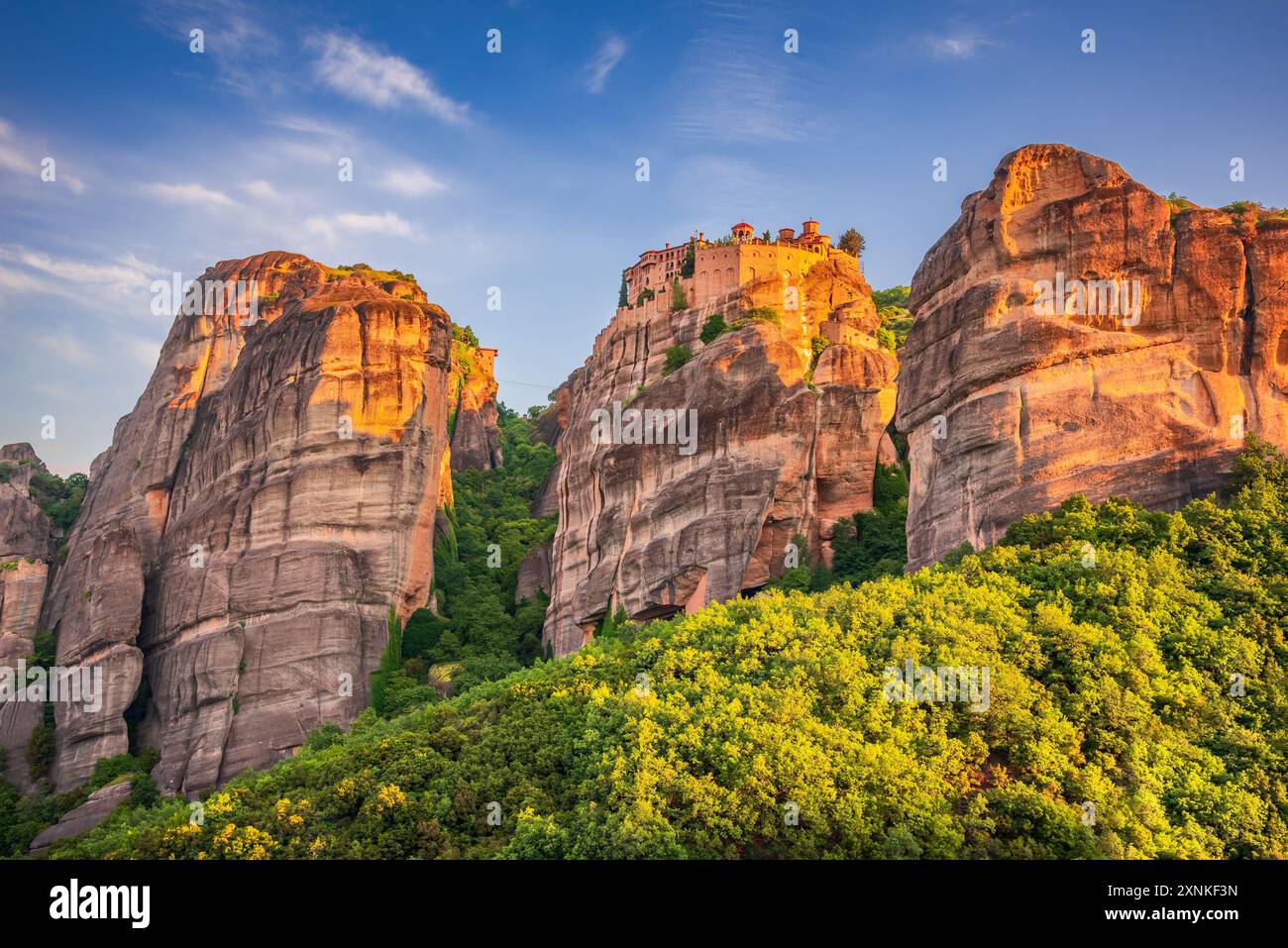 Meteora, Grecia. Monastero di Varlaam nella storica Tessaglia, famose formazioni rocciose di arenaria, patrimonio greco dell'umanità. Foto Stock