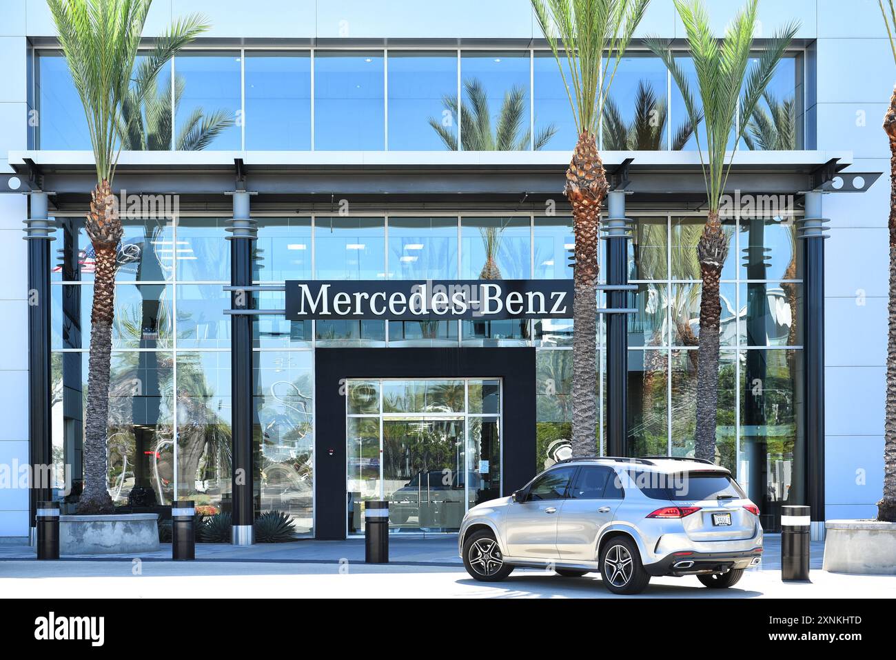 LONG BEACH, CALIFORNIA - 28 LUGLIO 2024: Centro di preparazione veicoli Mercedes-Benz su Lakewood Boulevard nel vecchio stabilimento McDonnell Douglas Aircraft. Foto Stock