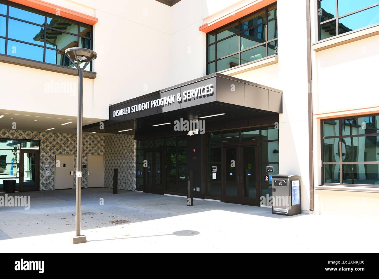LONG BEACH, CALIFORNIA - 28 LUGLIO 2024: L'edificio del programma per studenti disabili e dei servizi nel campus del Long Beach City College, LBCC. Foto Stock