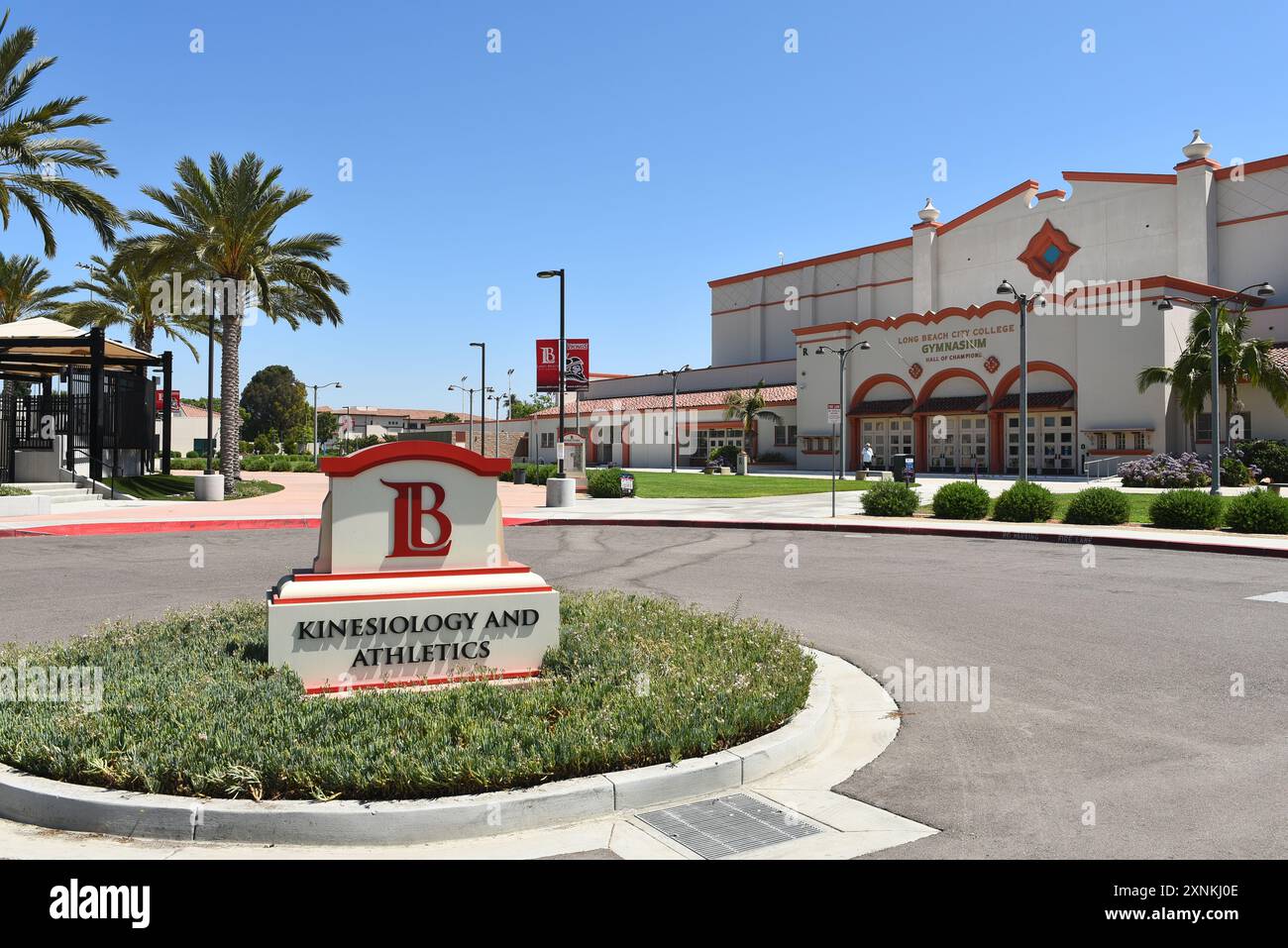 LONG BEACH, CALIFORNIA - 28 LUGLIO 2024: Kinesiology and Athletics firma al Long Beach City College, LBCC, con il Gymnasium sullo sfondo. Foto Stock