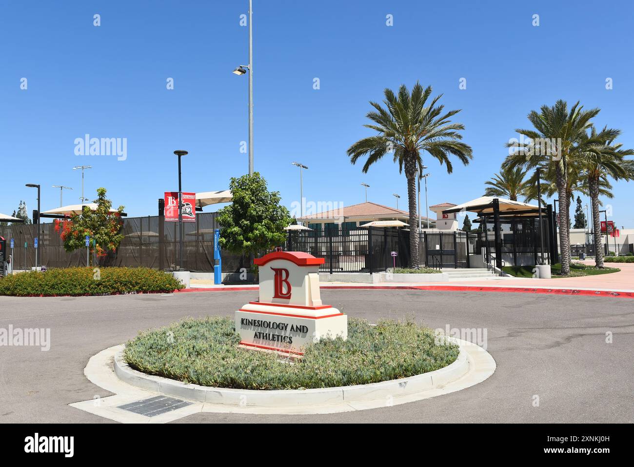 LONG BEACH, CALIFORNIA - 28 LUGLIO 2024: Kinesiology and Athletics firma al Long Beach City College, LBCC, con i campi da Beach volley nel backgro Foto Stock