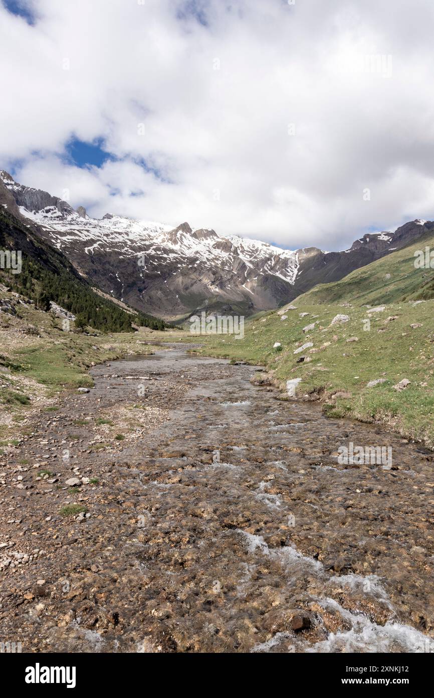 catena montuosa con un fiume che la attraversa. Il fiume è piccolo e le montagne sono sullo sfondo Foto Stock