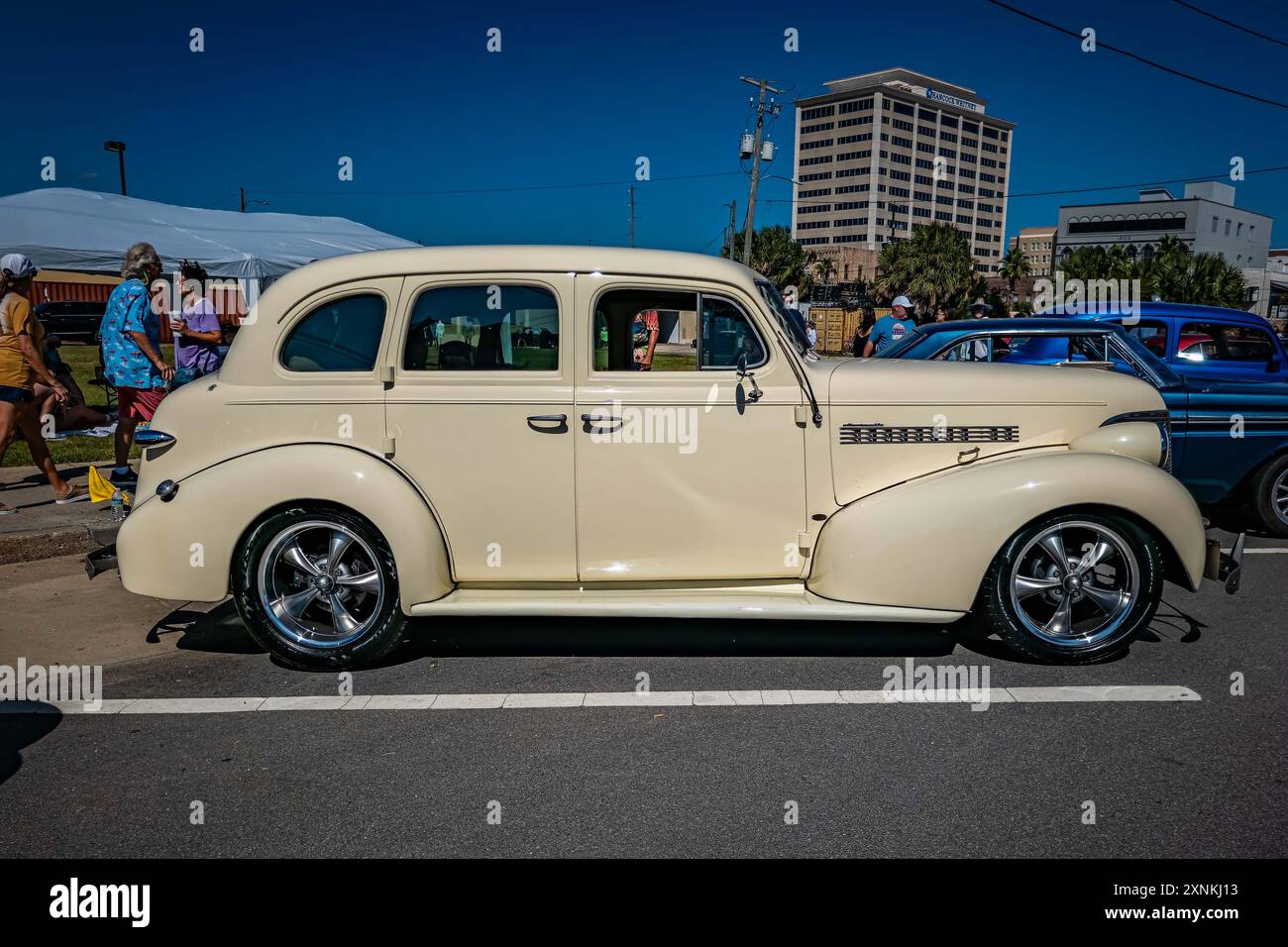 Gulfport, MS - 1 ottobre 2023: Vista laterale ad alta prospettiva di una berlina Chevrolet Master Deluxe del 1939 in una mostra di auto locale. Foto Stock