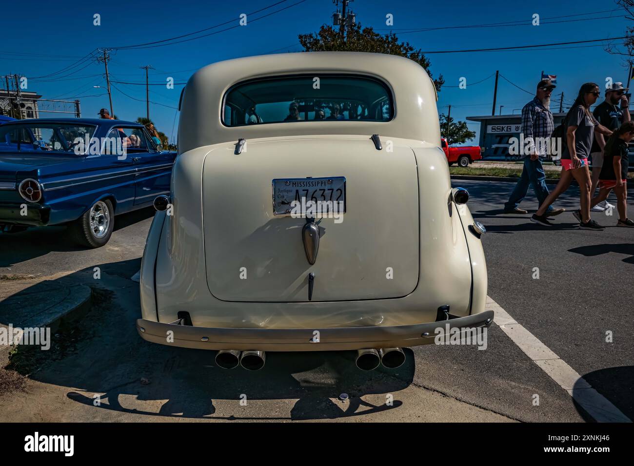 Gulfport, MS - 01 ottobre 2023: Vista posteriore ad alta prospettiva di una berlina Chevrolet Master Deluxe del 1939 in una mostra di auto locale. Foto Stock