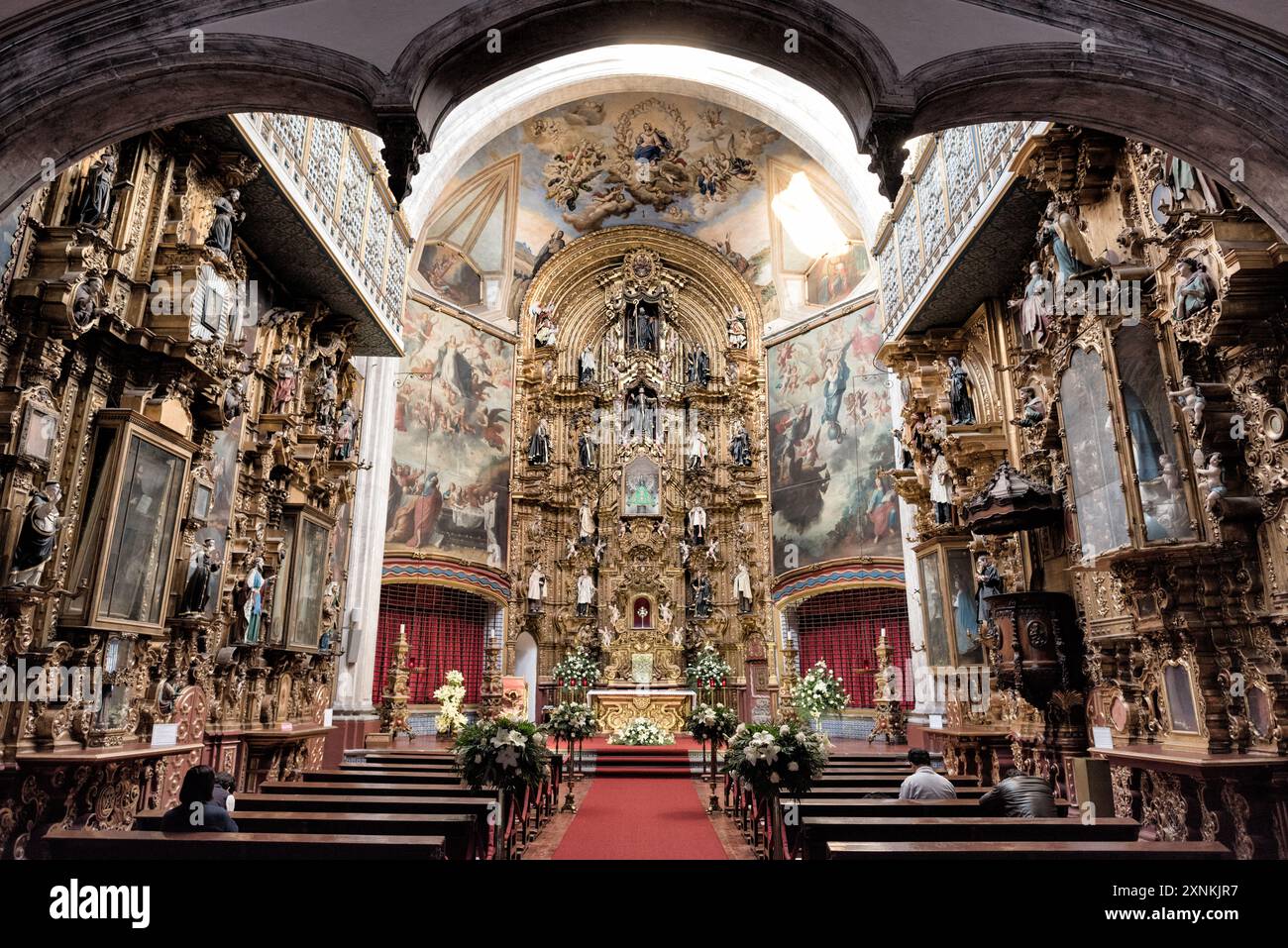 CITTÀ DEL MESSICO, Messico: L'interno ornato della Templo de la Enseñanza (Chiesa dell'insegnamento) si trova nel centro storico di città del Messico. Questa chiesa barocca del XVIII secolo, conosciuta per i suoi elaborati lavori in pietra e il caratteristico esterno in pietra rosa della cava, esemplifica il ricco patrimonio architettonico coloniale della capitale messicana. Foto Stock