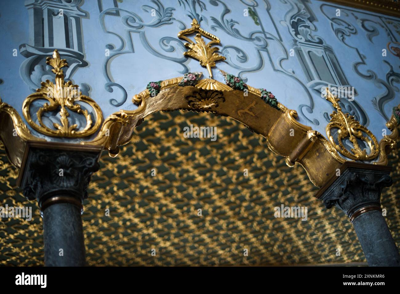 ISTANBUL, Turchia / Türkiye: La sontuosa sala del Trono Imperiale nell'Harem del Palazzo Topkapi, Istanbul. Questa camera riccamente decorata, adornata con intricate piastrelle di Iznik, ornamenti dorati e ricchi arredi, serviva come sala privata per il pubblico del Sultano ottomano all'interno degli isolati confini dell'harem imperiale. La camera riflette la maestria artistica e il lusso dell'architettura imperiale ottomana, offrendo uno scorcio nel mondo della corte ottomana. Foto Stock