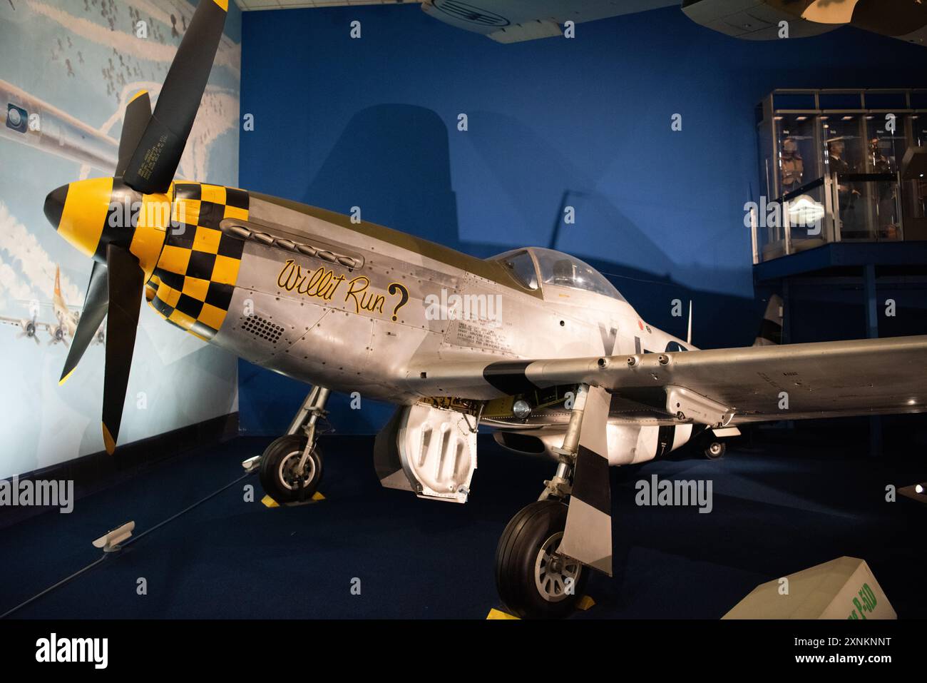 North American P-51 Mustang Smithsonian National Air and Space Museum Washington DC // WASHINGTON DC — Una collezione di aerei da caccia della seconda guerra mondiale con eliche è in mostra allo Smithsonian National Air and Space Museum. Questi velivoli storici mostrano i progressi tecnologici e l'importanza strategica degli aerei da caccia durante la seconda guerra mondiale. La mostra include aerei iconici come il Supermarine Spitfire, North American P-51 Mustang e Mitsubishi A6M Zero, che riflettono le diverse imprese ingegneristiche dell'epoca. Foto Stock
