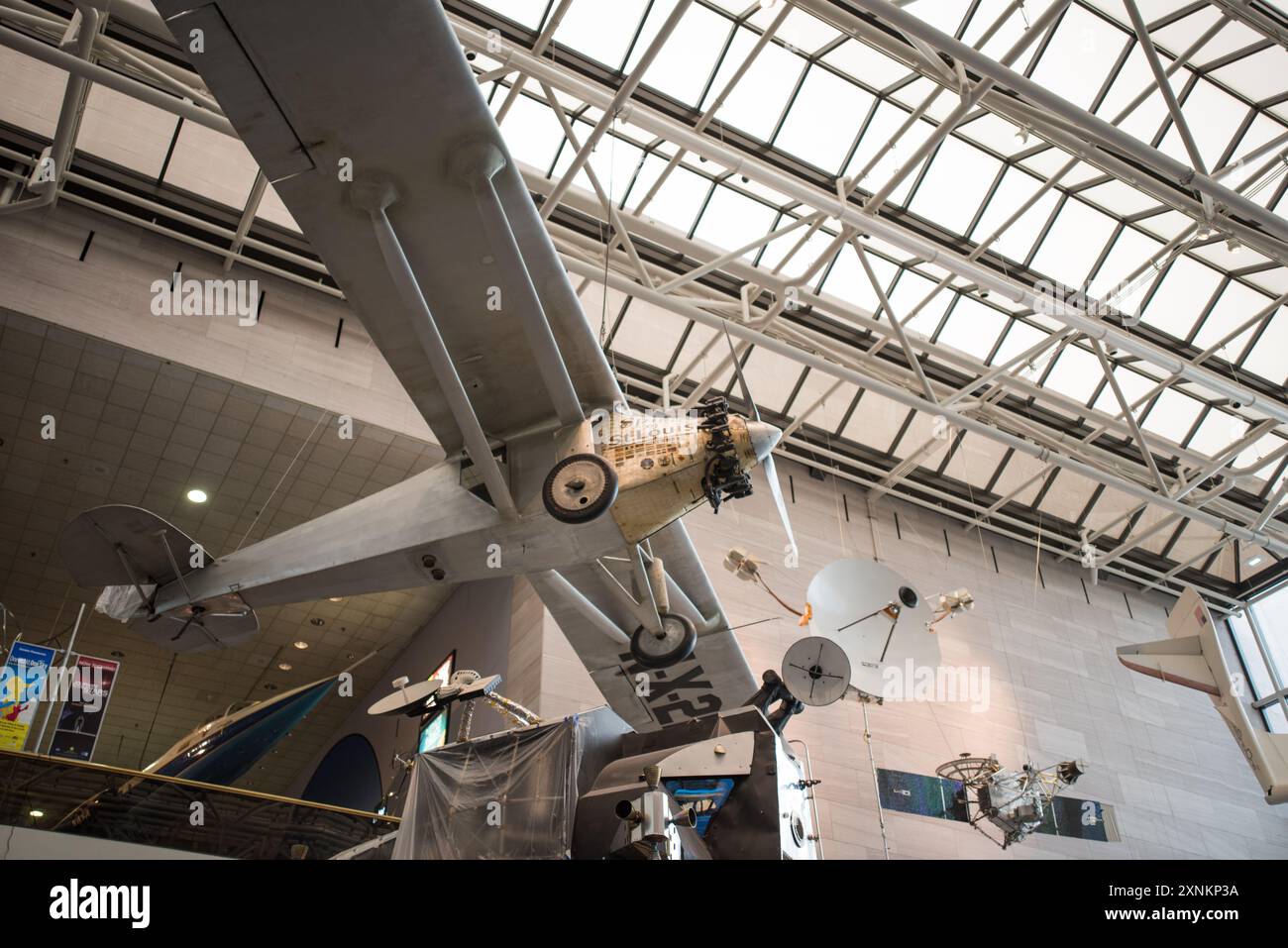 WASHINGTON D.C., Stati Uniti — aerei storici in mostra allo Smithsonian National Air and Space Museum sul National Mall. Questo museo presenta una collezione completa di aerei storici e mostre aerospaziali, che mettono in risalto la storia e lo sviluppo dell'aviazione e dell'esplorazione spaziale. Foto Stock