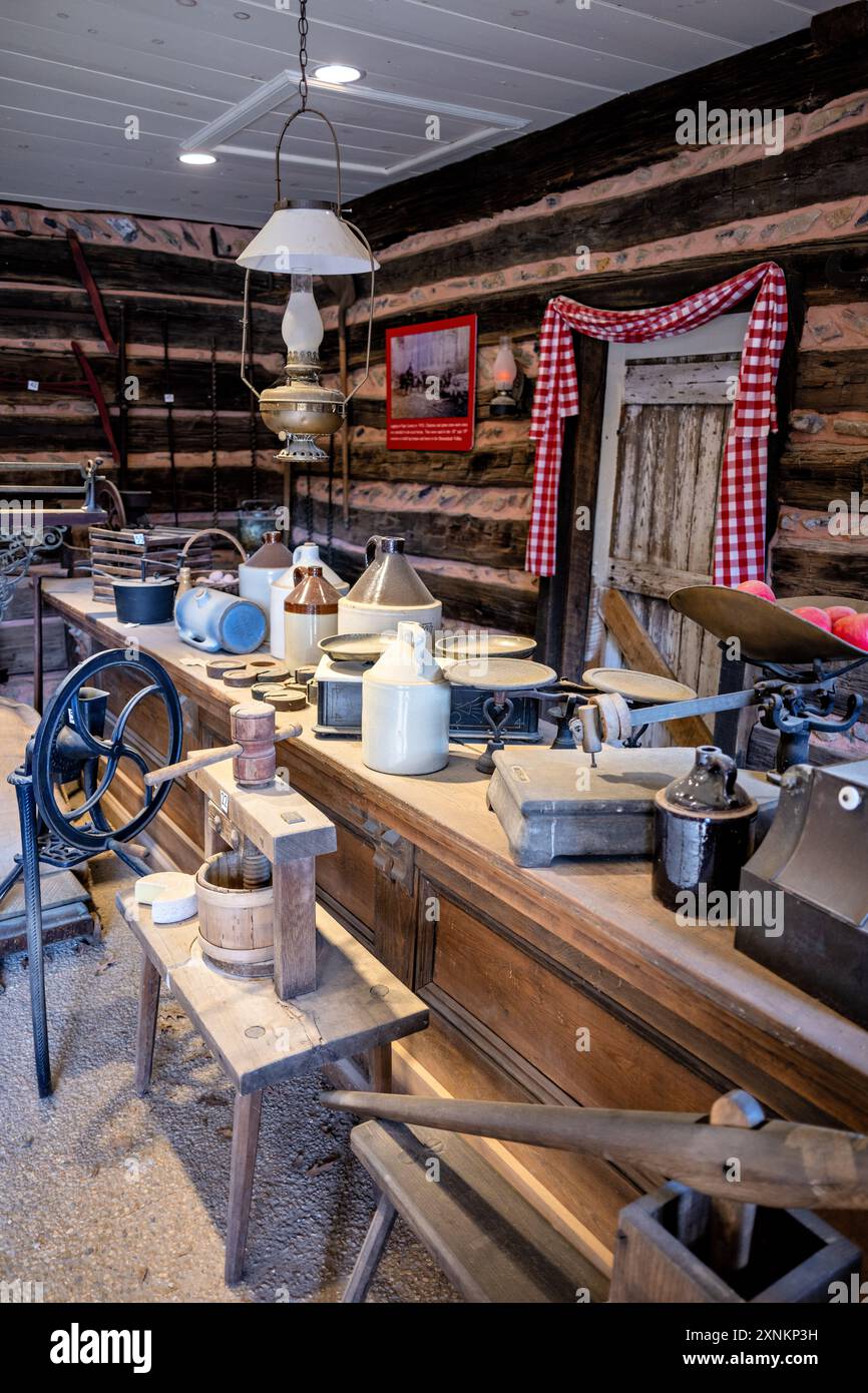 Valley Tools and Trades Shop Shenandoah Heritage Village Luray Virginia // LURAY, Virginia, Stati Uniti - The Valley Tools and Trades Shop presso lo Shenandoah Heritage Village di Luray, Virginia. Questa mostra mostra mostra gli strumenti e i mestieri tradizionali della valle dello Shenandoah, offrendo ai visitatori uno sguardo sull'artigianato e l'industria della regione del XIX secolo. Foto Stock