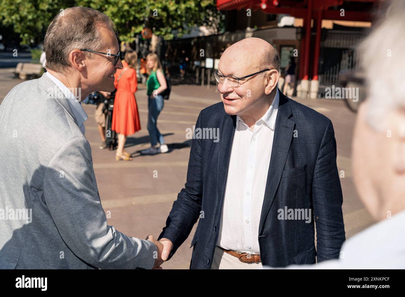 01.08.2024, Zoo di Berlino, Heute von 180 Jahren War die Eröffnung. Walter Momper und Michael Müller sind vor Ort *** 01 08 2024,Zoo di Berlino, 180 anni fa oggi è stata l'apertura Walter Momper e Michael Müller sono sul posto Foto Stock