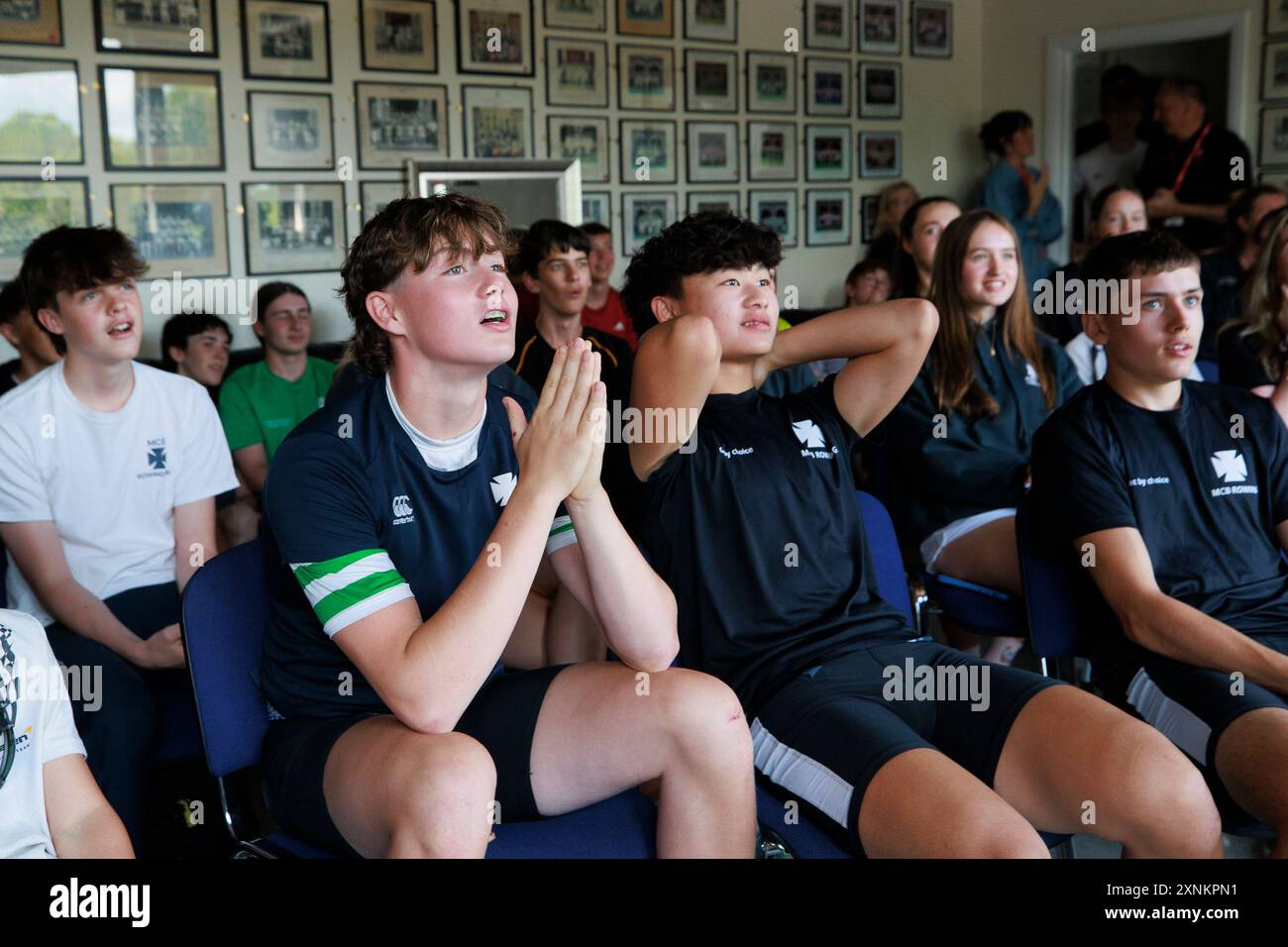 Persone del Queen's University Belfast Boat Club a Belfast, Irlanda del Nord, in occasione di un evento olimpico di guardia per la finale delle doppie sculls maschili e quadruple femminili. I canottieri del Queen's and Methodist College di Belfast hanno applaudito gli eros locali, l'ex capitano di canottaggio della Regina Philip Doyle e l'ex studentessa di metodia Rebecca Shorten. Data foto: Giovedì 1 agosto 2024. Foto Stock