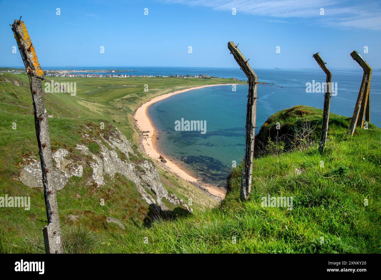 Le recinzioni arrugginite e i ripari in cemento crollato sono tutto ciò che rimane delle difese costiere della seconda guerra mondiale a Elie Fife, proteggendo il Firth of Forth Foto Stock