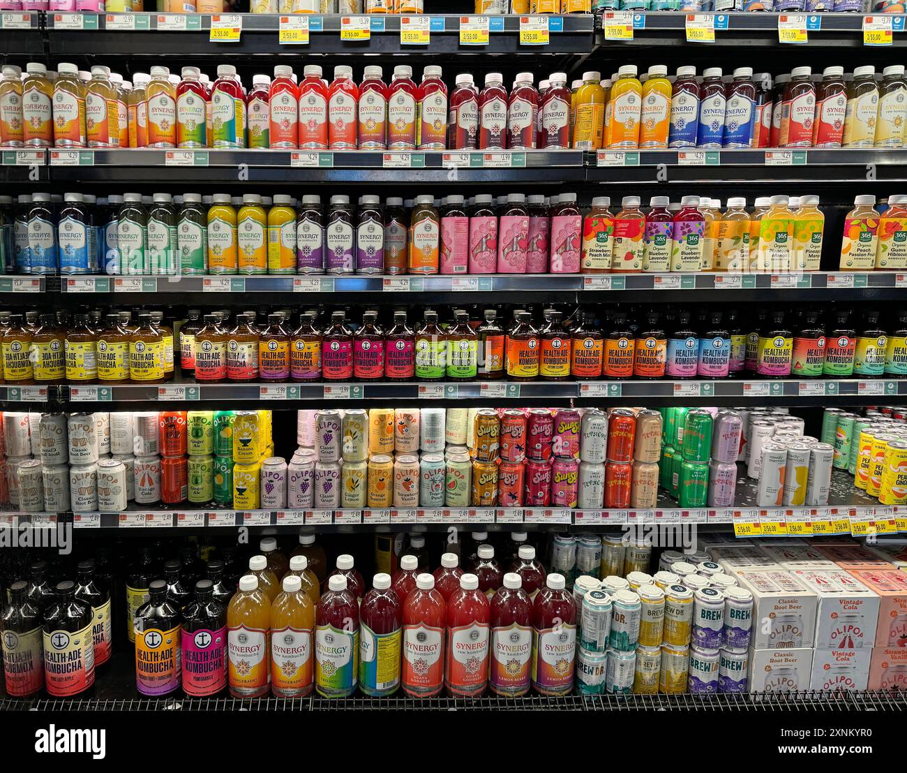Kombucha e altre bevande sugli scaffali di Whole Foods. Foto Stock