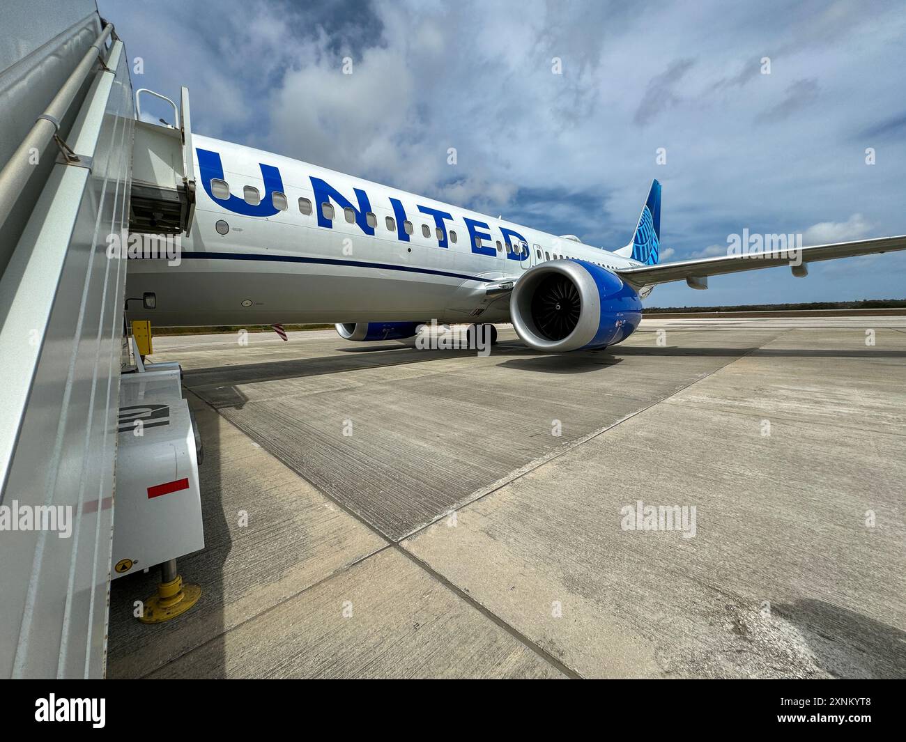 Jet commerciale United Airlines sull'asfalto all'aeroporto di Bonaire durante l'imbarco dei passeggeri. Foto Stock