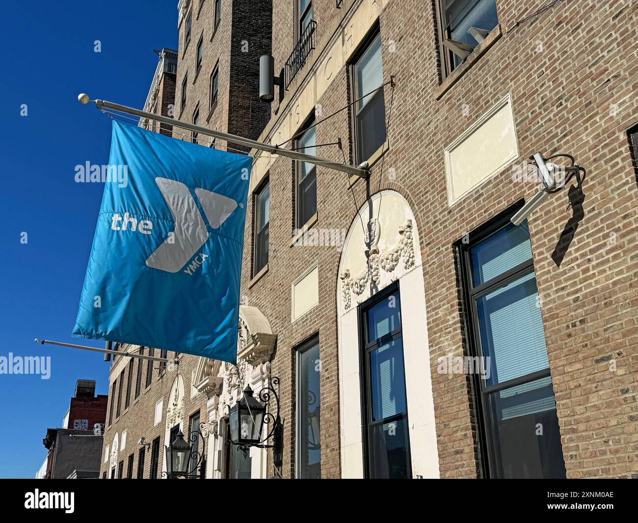 Bandiera in cima all'ingresso di una filiale YMCA a Brooklyn, New York. Foto Stock