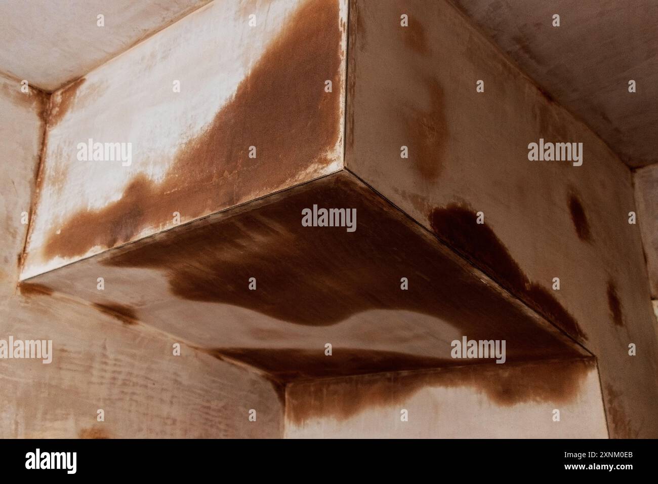 Asciugatura dell'intonaco sulle pareti e sul soffitto di una cucina in fase di ristrutturazione nell'estate 2024 del Regno Unito Foto Stock