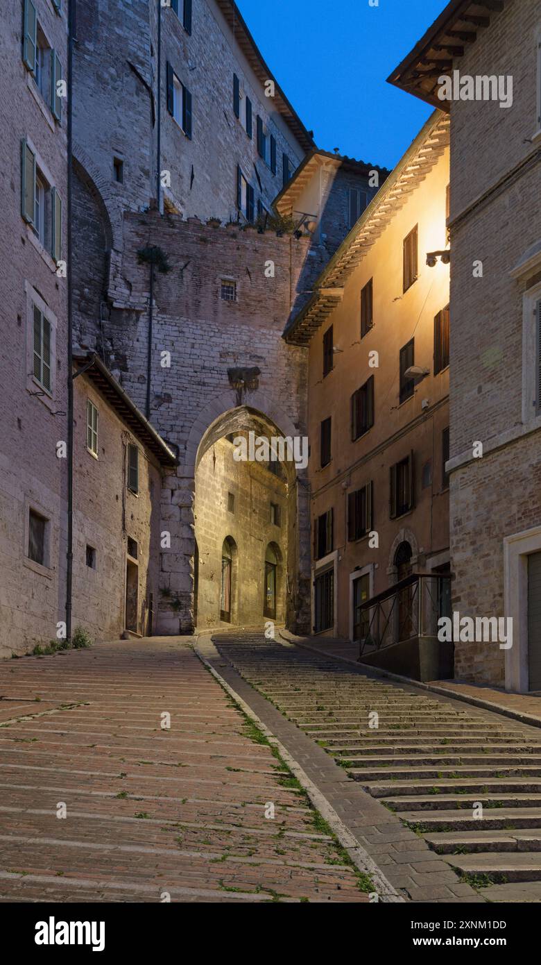 Perugia - porta Arco di Sant'Ercolano al crepuscolo. Foto Stock