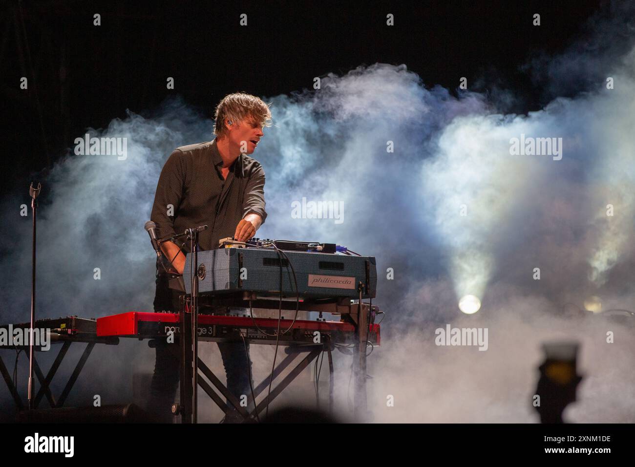 Fredrikstad, Norvegia. 25 luglio 2024. La rock band svedese The Soundtrack of Our Lives esegue un concerto dal vivo durante il festival musicale norvegese Maanefestivalen 2024 a Fredrikstad. Qui il musicista Martin Hederos viene visto dal vivo sul palco. Foto Stock