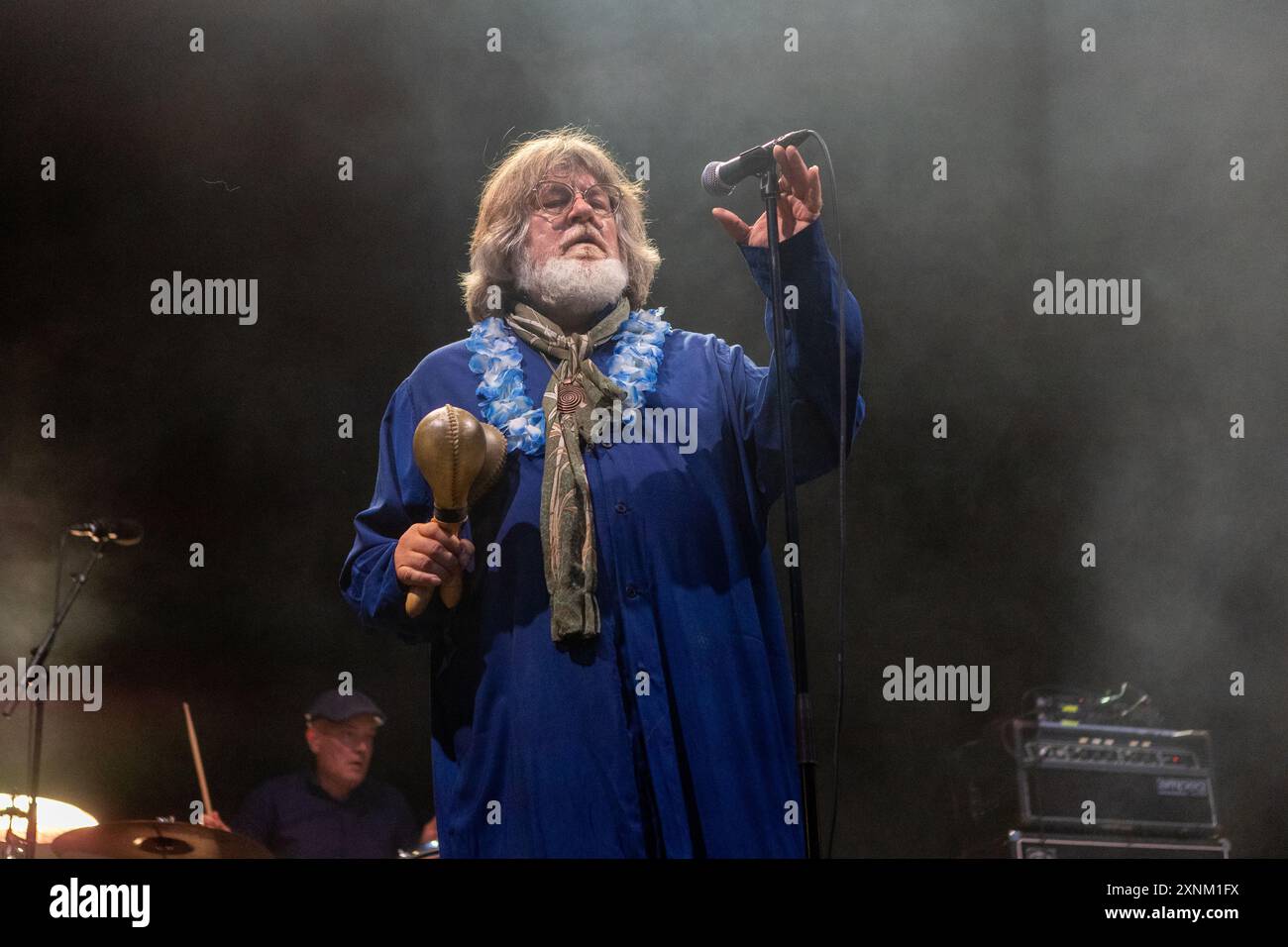 Fredrikstad, Norvegia. 25 luglio 2024. La rock band svedese The Soundtrack of Our Lives esegue un concerto dal vivo durante il festival musicale norvegese Maanefestivalen 2024 a Fredrikstad. Qui il cantante Ebbot Lundberg viene visto dal vivo sul palco. Foto Stock