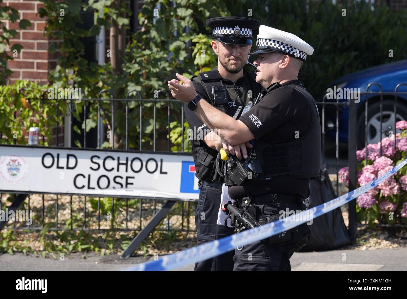 Attività di polizia nella Old School vicino al villaggio di Banks, Lancashire, dove vive il diciassettenne Axel Rudakubana. Rudakubana e' stato trasferito in alloggi di detenzione giovanile con l'accusa di tre capi d'accusa per omicidio, 10 capi d'accusa per tentato omicidio e possesso di un articolo a lama, a seguito di un attacco di coltello in un club vacanze a tema Taylor Swift a Southport lunedì. Data foto: Giovedì 1 agosto 2024. Foto Stock