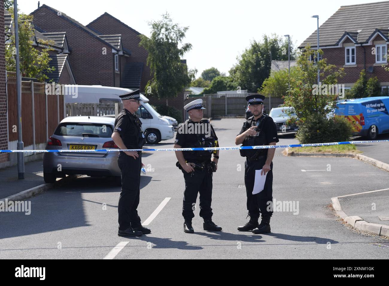 Attività di polizia nella Old School vicino al villaggio di Banks, Lancashire, dove vive il diciassettenne Axel Rudakubana. Rudakubana e' stato trasferito in alloggi di detenzione giovanile con l'accusa di tre capi d'accusa per omicidio, 10 capi d'accusa per tentato omicidio e possesso di un articolo a lama, a seguito di un attacco di coltello in un club vacanze a tema Taylor Swift a Southport lunedì. Data foto: Giovedì 1 agosto 2024. Foto Stock