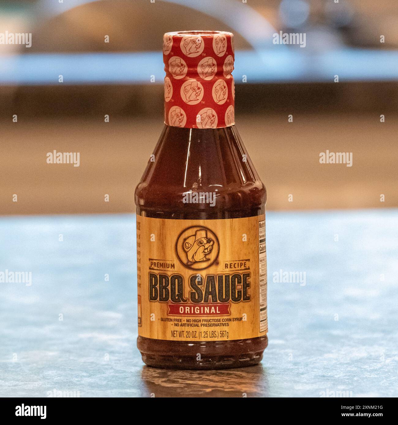 NISSWA, MN - 31 luglio 2024: Bottiglia di salsa barbecue o barbecue di marca Buc-ees sul bancone della cucina. Foto Stock