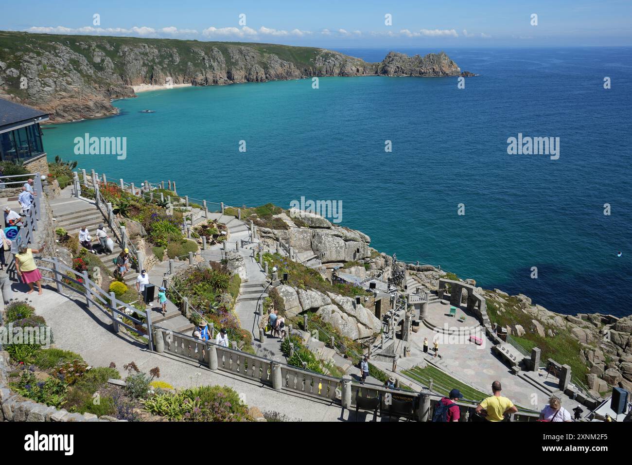 Vista dal basso sul Minack Theatre con il mare blu e il cielo alle spalle. Foto Stock
