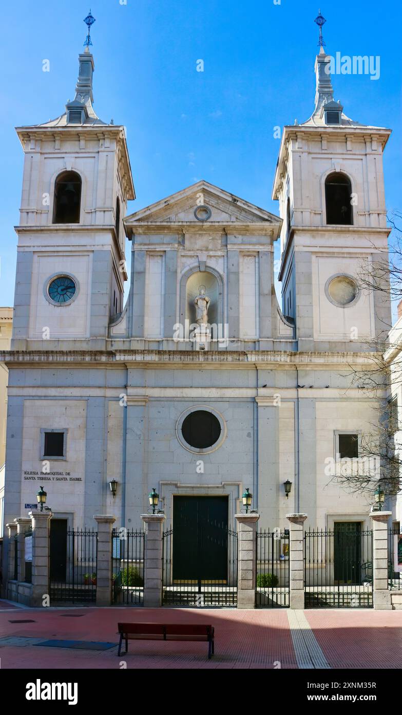 Facciata dell'Iglesia Parroquial de Santa Teresa y Santa Isabella completata nel 1856 ricostruita nel 1950 Glorieta del Pintor Sorolla Madrid Spagna Foto Stock