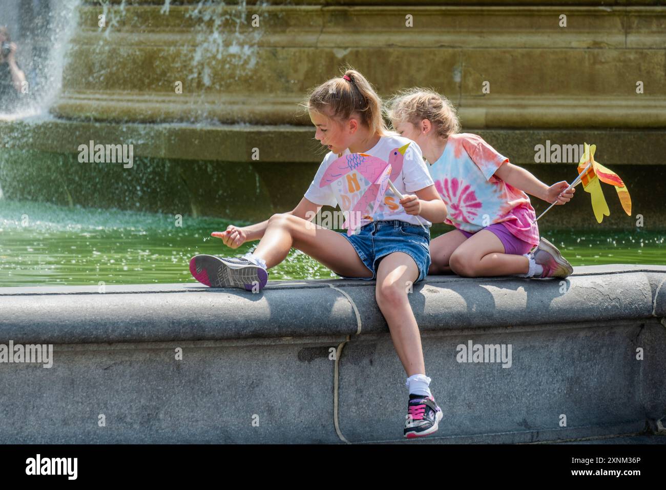 Londra, Regno Unito. 1 agosto 2024. L'ondata di caldo continua mentre i turisti passano il pop-up e alcuni hanno già fatto uccelli tropicali all'interno - Estate sulla piazza: Il festival gratuito per famiglie della National Gallery torna per l'anno del bicentenario NG200. Si svolge dal 1° agosto al 1° settembre 2024 fuori dalla National Gallery, sulla terrazza nord di Trafalgar Square. È sostenuto dal programma Inside Out del Westminster City Council. Crediti: Guy Bell/Alamy Live News Foto Stock