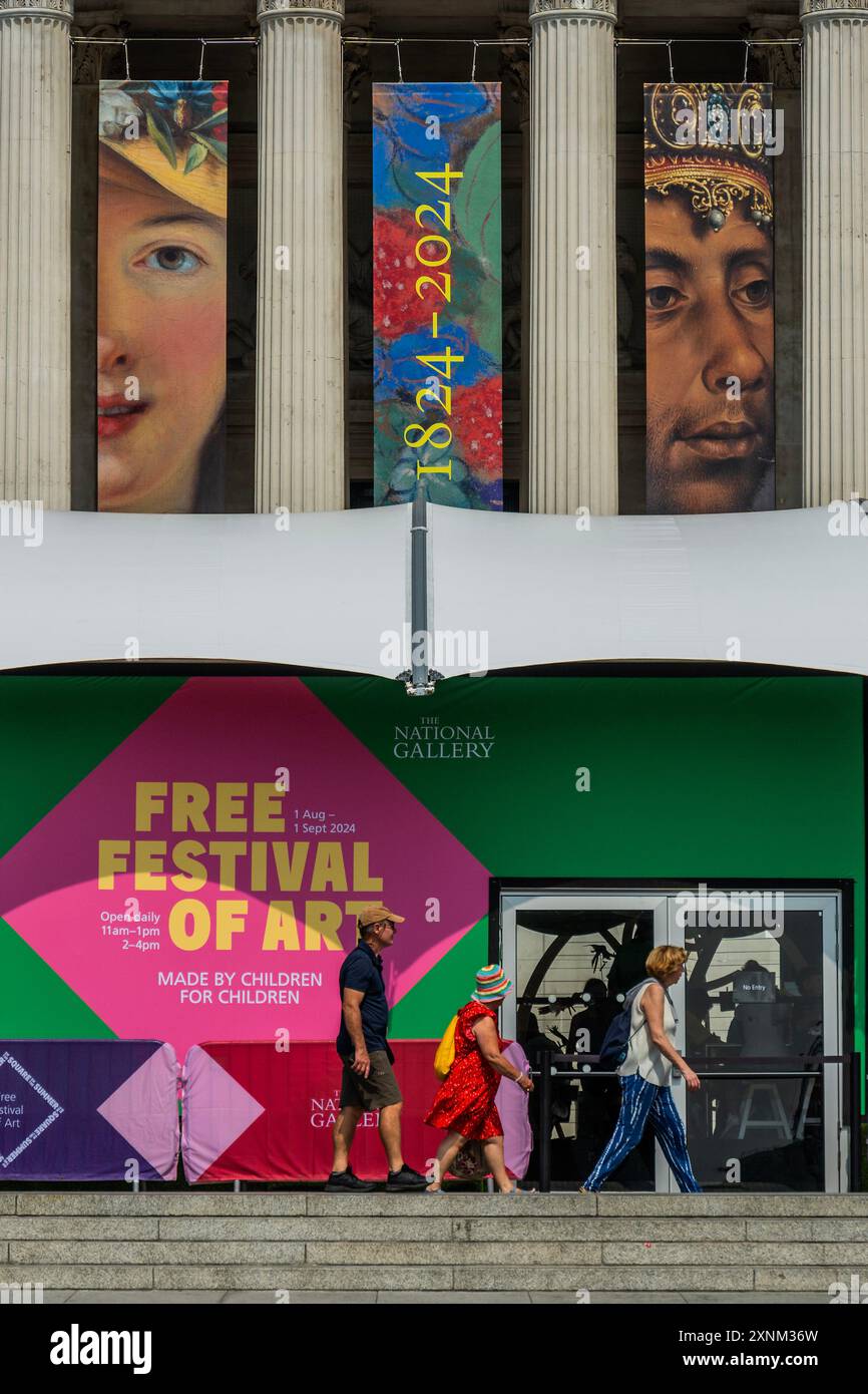 Londra, Regno Unito. 1 agosto 2024. L'ondata di caldo continua mentre i turisti passano il pop-up - Summer on the Square: Il festival gratuito per famiglie della National Gallery torna per l'anno del bicentenario NG200. Si svolge dal 1° agosto al 1° settembre 2024 fuori dalla National Gallery, sulla terrazza nord di Trafalgar Square. È sostenuto dal programma Inside Out del Westminster City Council. Crediti: Guy Bell/Alamy Live News Foto Stock