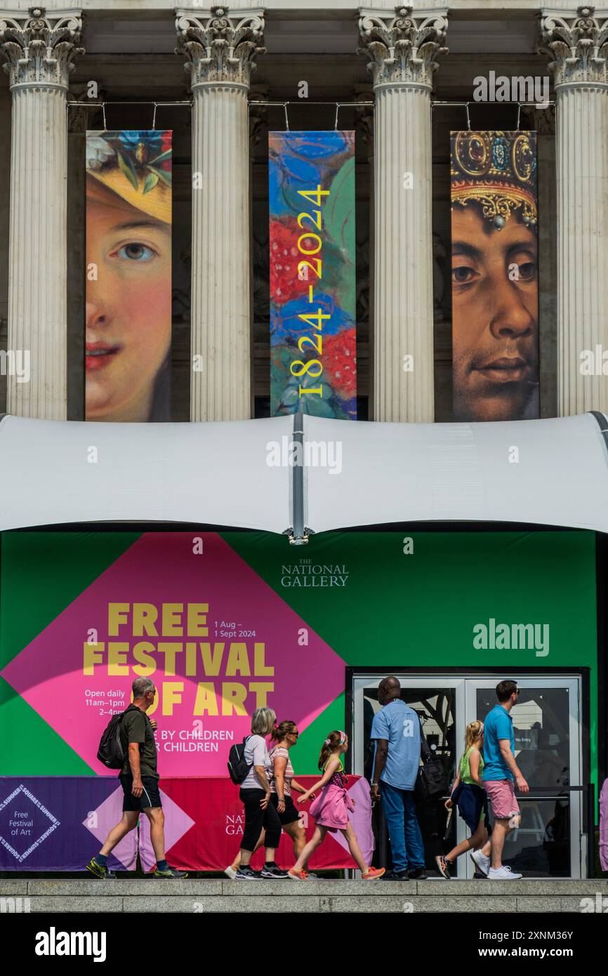 Londra, Regno Unito. 1 agosto 2024. L'ondata di caldo continua mentre i turisti passano il pop-up - Summer on the Square: Il festival gratuito per famiglie della National Gallery torna per l'anno del bicentenario NG200. Si svolge dal 1° agosto al 1° settembre 2024 fuori dalla National Gallery, sulla terrazza nord di Trafalgar Square. È sostenuto dal programma Inside Out del Westminster City Council. Crediti: Guy Bell/Alamy Live News Foto Stock