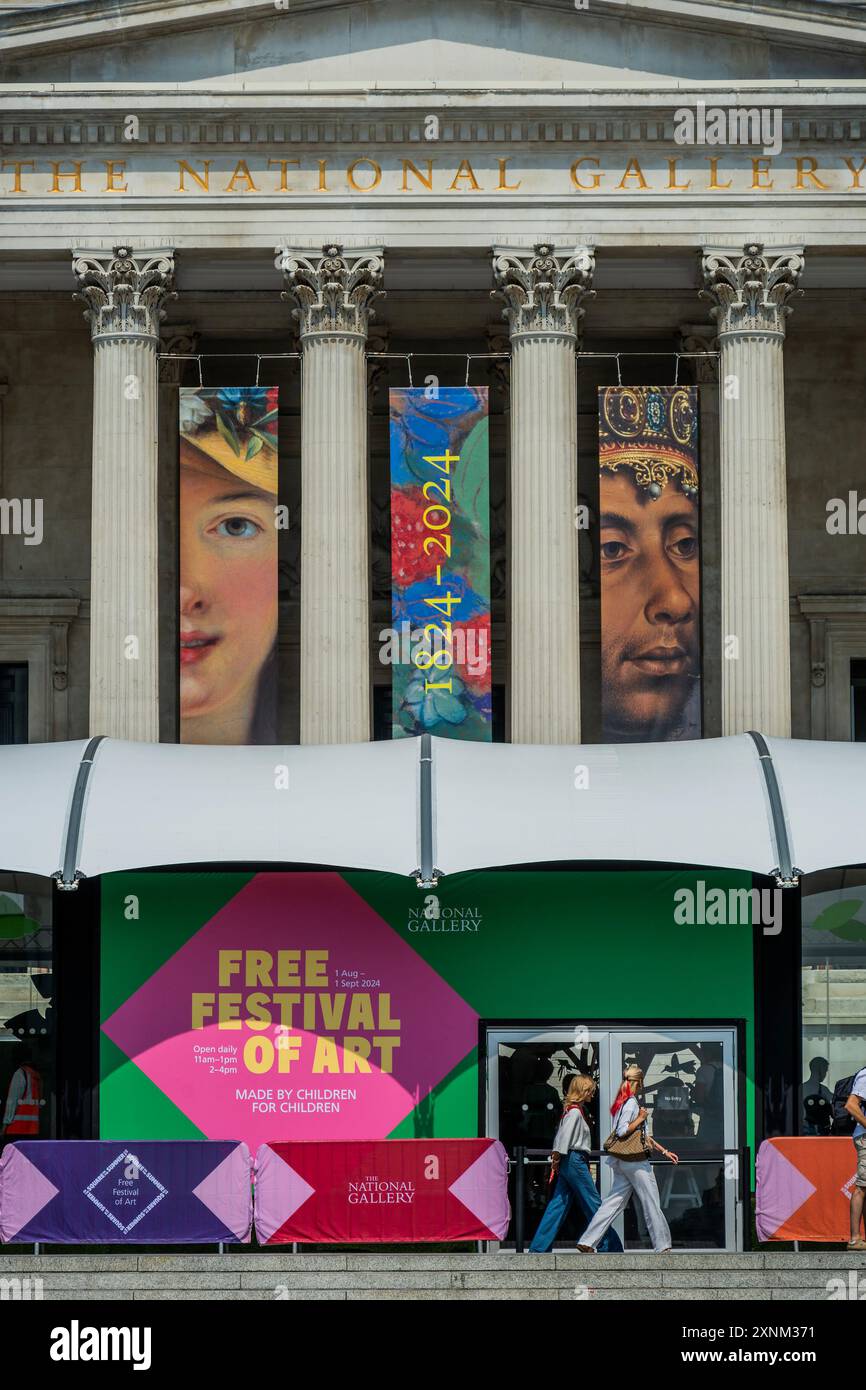 Londra, Regno Unito. 1 agosto 2024. L'ondata di caldo continua mentre i turisti passano il pop-up - Summer on the Square: Il festival gratuito per famiglie della National Gallery torna per l'anno del bicentenario NG200. Si svolge dal 1° agosto al 1° settembre 2024 fuori dalla National Gallery, sulla terrazza nord di Trafalgar Square. È sostenuto dal programma Inside Out del Westminster City Council. Crediti: Guy Bell/Alamy Live News Foto Stock