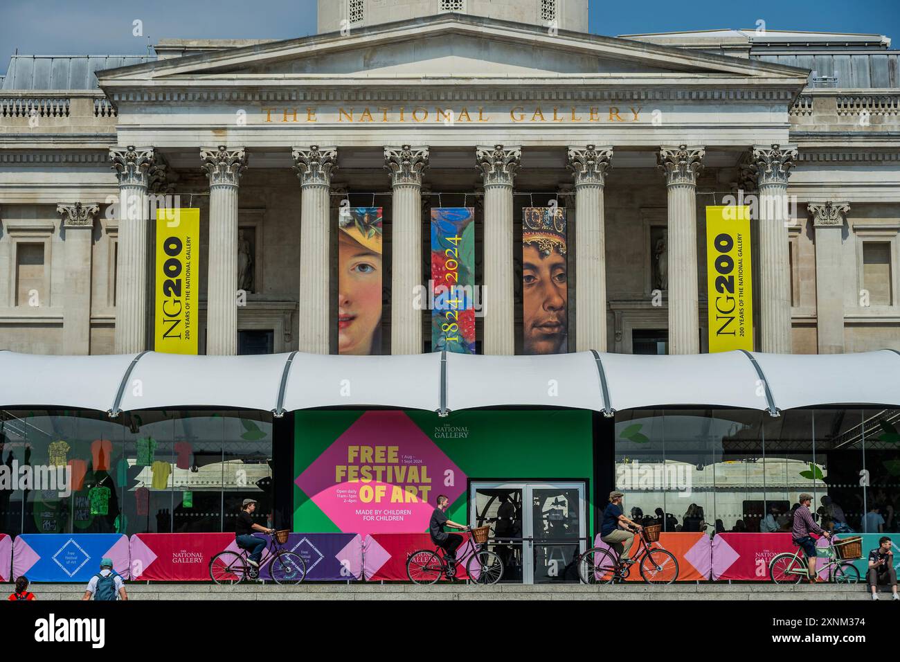 Londra, Regno Unito. 1 agosto 2024. L'ondata di caldo continua mentre i turisti passano il pop-up - Summer on the Square: Il festival gratuito per famiglie della National Gallery torna per l'anno del bicentenario NG200. Si svolge dal 1° agosto al 1° settembre 2024 fuori dalla National Gallery, sulla terrazza nord di Trafalgar Square. È sostenuto dal programma Inside Out del Westminster City Council. Crediti: Guy Bell/Alamy Live News Foto Stock