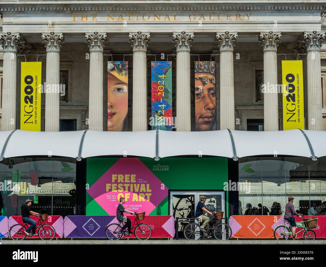 Londra, Regno Unito. 1 agosto 2024. L'ondata di caldo continua mentre i turisti passano il pop-up - Summer on the Square: Il festival gratuito per famiglie della National Gallery torna per l'anno del bicentenario NG200. Si svolge dal 1° agosto al 1° settembre 2024 fuori dalla National Gallery, sulla terrazza nord di Trafalgar Square. È sostenuto dal programma Inside Out del Westminster City Council. Crediti: Guy Bell/Alamy Live News Foto Stock