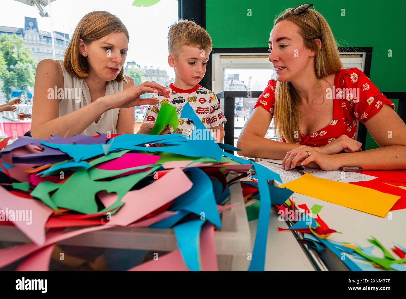 Londra, Regno Unito. 1 agosto 2024. Il personale della galleria e i loro bambini amano fare uccelli tropicali e dare un'occhiata alla Jungle Experience Gallery basata sul programma principale della scuola elementare, scatta una foto (quest'anno ispirata alla sorpresa di Henri Rousseau!) - Summer on the Square: Il festival gratuito per famiglie della National Gallery torna per l'anno del bicentenario NG200. Si svolge dal 1° agosto al 1° settembre 2024 fuori dalla National Gallery, sulla terrazza nord di Trafalgar Square. È sostenuto dal programma Inside Out del Westminster City Council. Crediti: Guy Bell/Alamy Live News Foto Stock